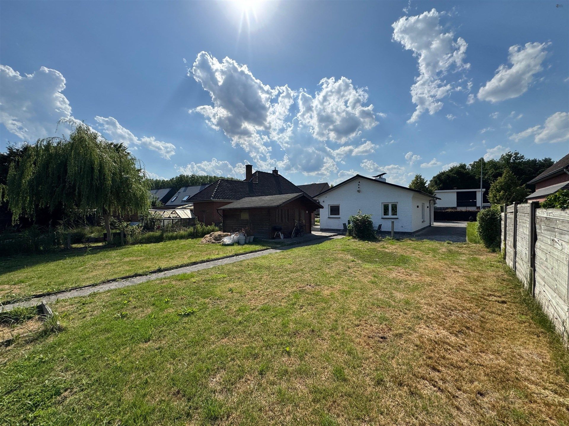 Centaal gelegen bungalow op 667m² grond foto 15