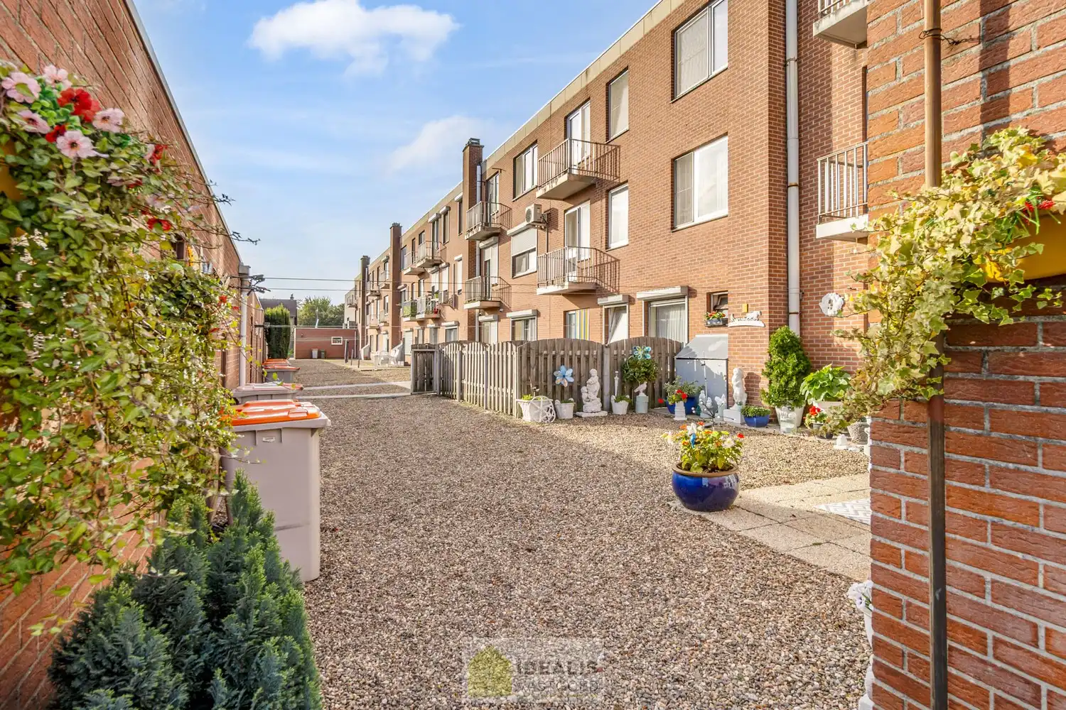 IDEALIS VASTGOED - GELIJKVLOERS APPARTEMENT IN HET CENTRUM VAN KAULILLE, BOCHOLT! Dit appartement van het bouwjaar 1972 biedt u een ruime keuken met aangrenzend bijkeuken met extra opbergruimte, een heerlijke woonkamer met grote glaspartijen, fijne slaapkamer, terras en privatieve garagebox. Dé unieke kans voor kandidaten op zoek naar een appartement op een aangename locatie vlakbij het centrum van Bocholt!! foto 23