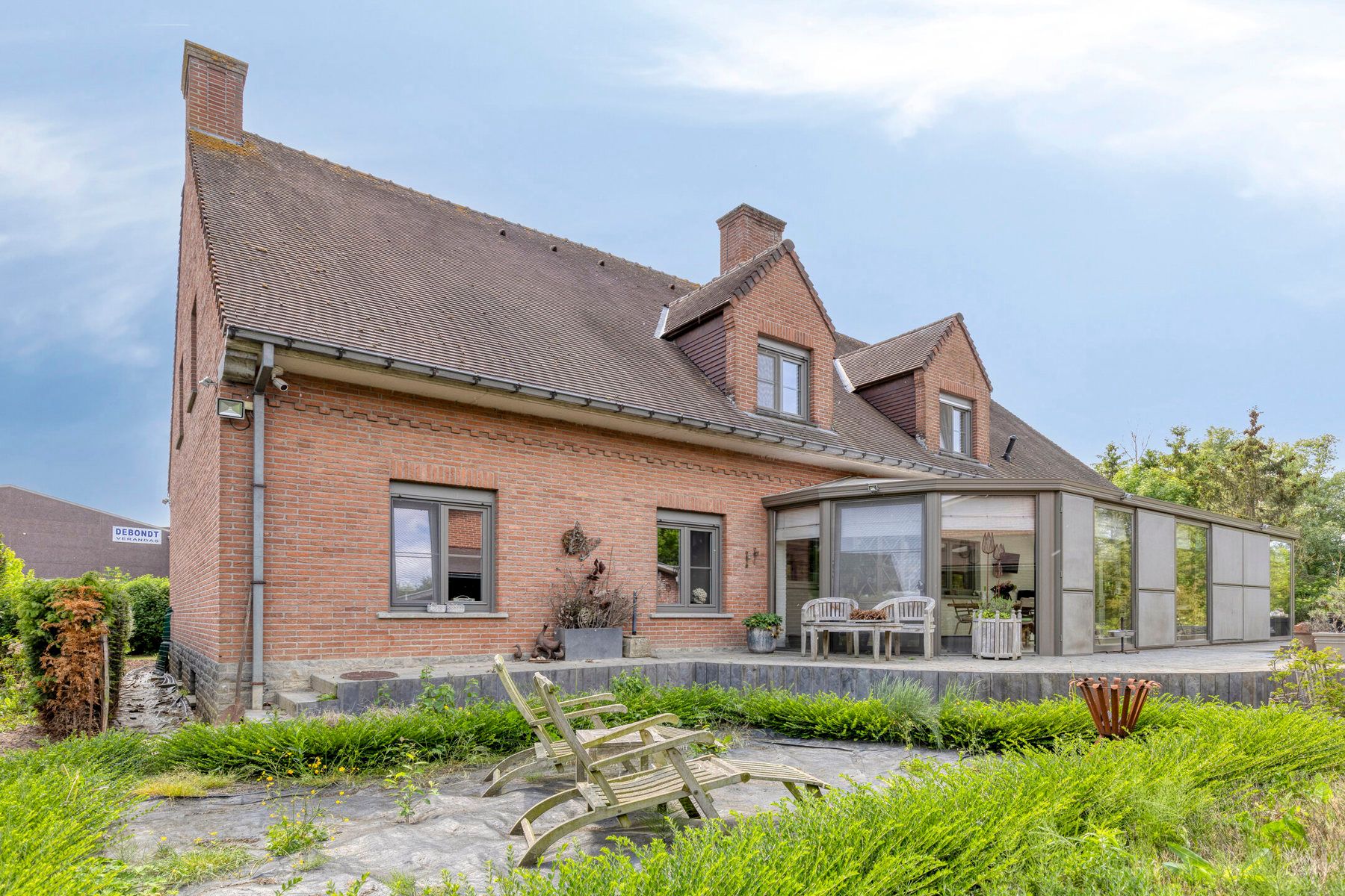 Woning met loods en vrachtwagenparking op toplocatie foto 6