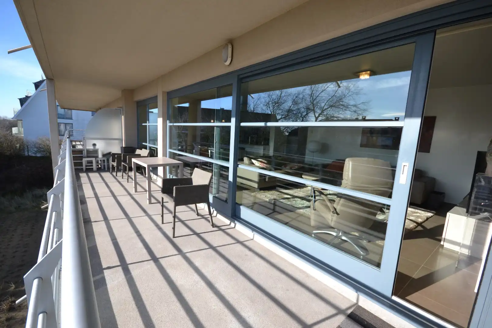 Zonnig luxe appartement met 3 slaapkamers en zeer ruim terras te Oostduinkerke foto 2