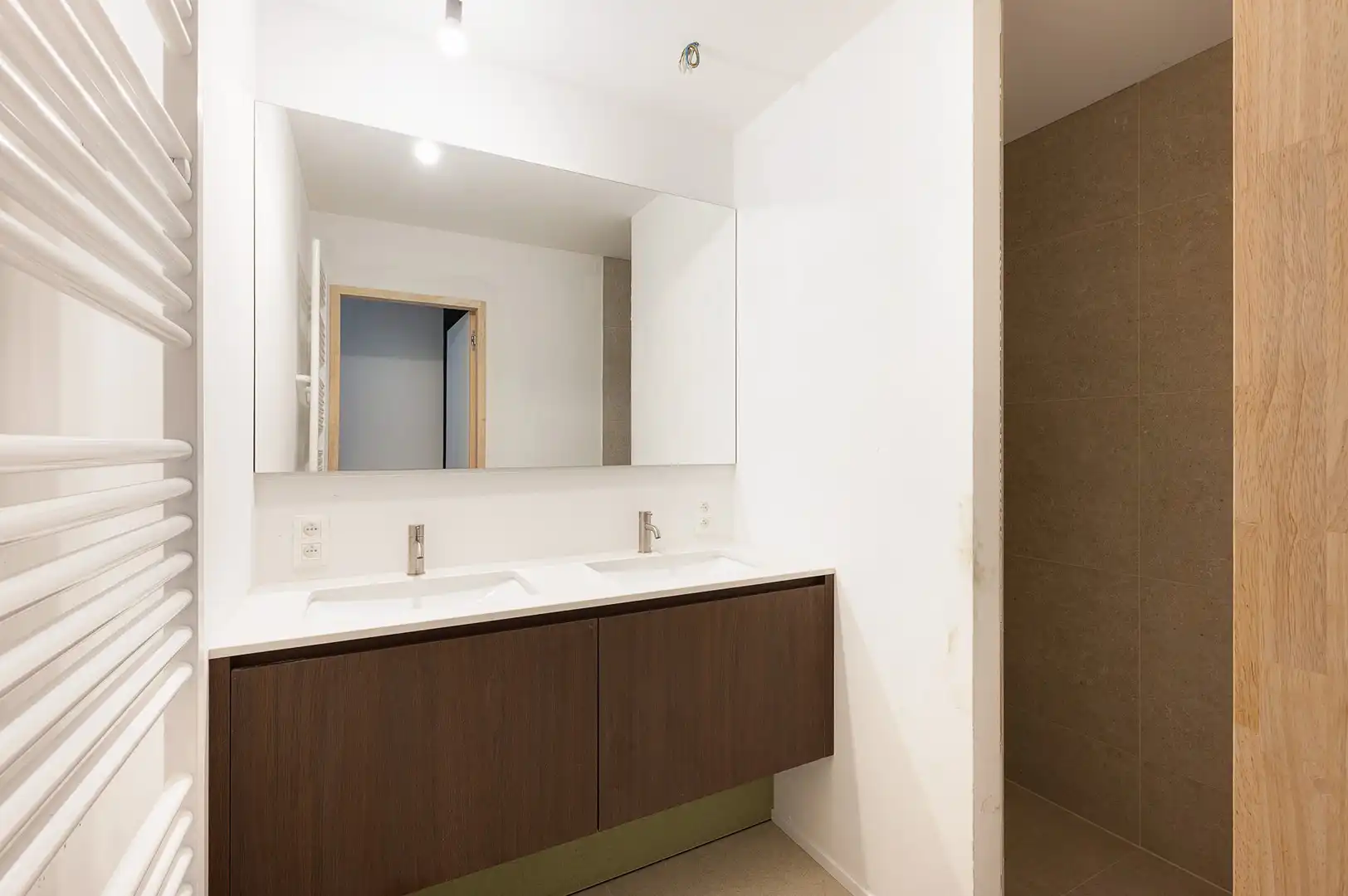 Prachtig nieuwbouwappartement met 2 slaapkamers gelegen op de gelijkvloerse verdieping. foto 16