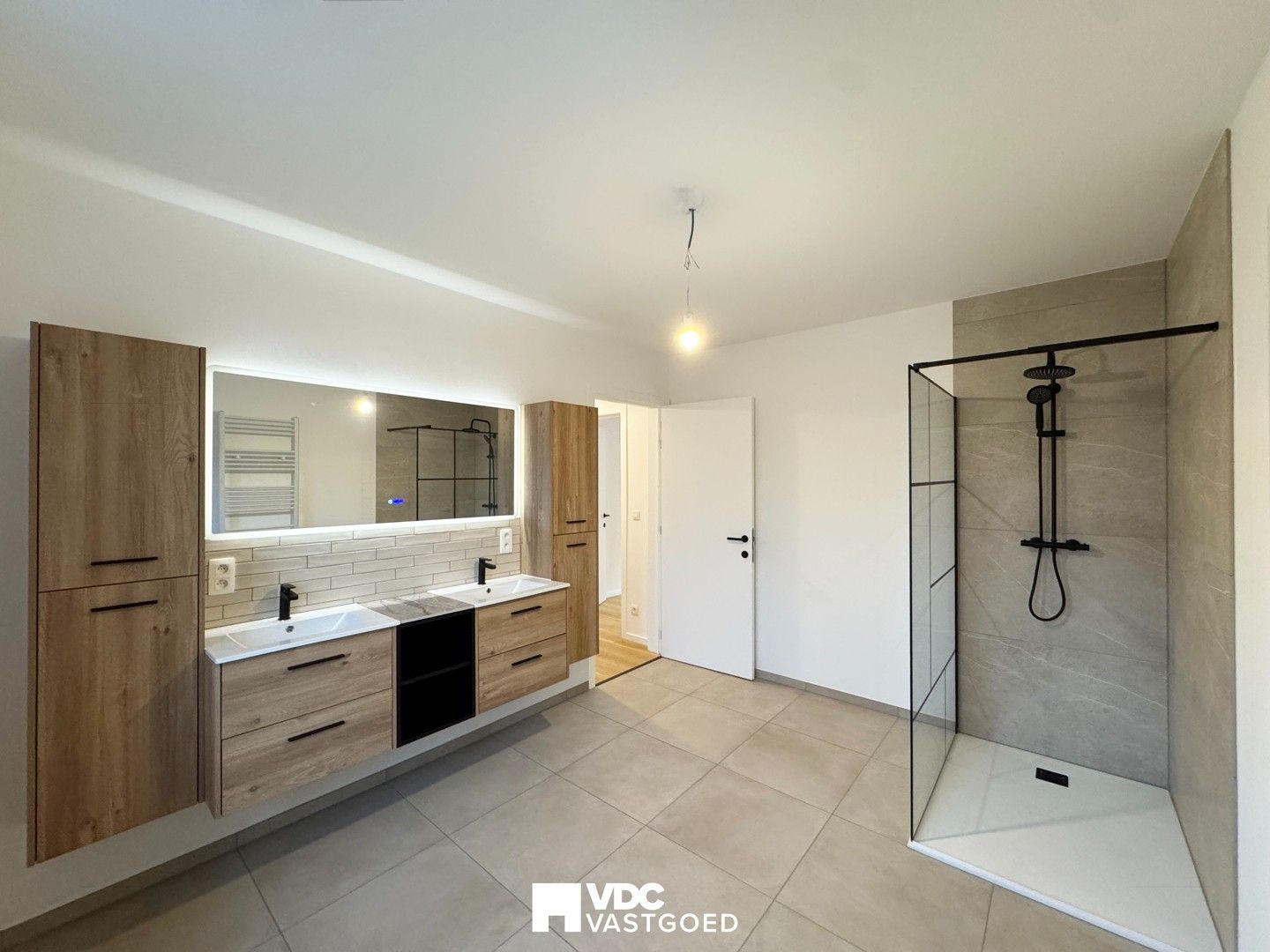 Volledig vernieuwde woning (170 m²) met tuin en garage foto 11