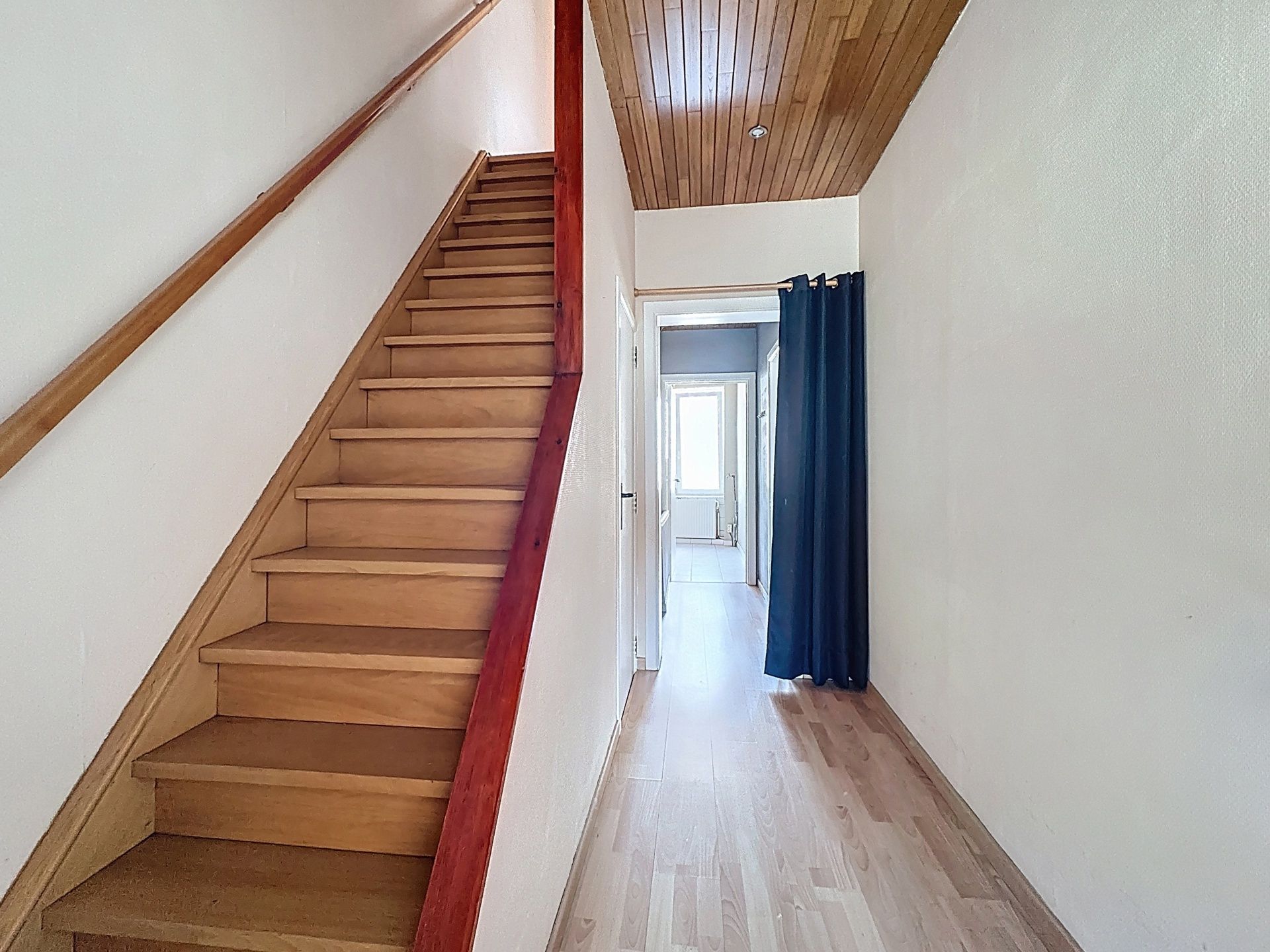 Een ruime te renoveren rijwoning van 207m² met zonnig terras foto 11
