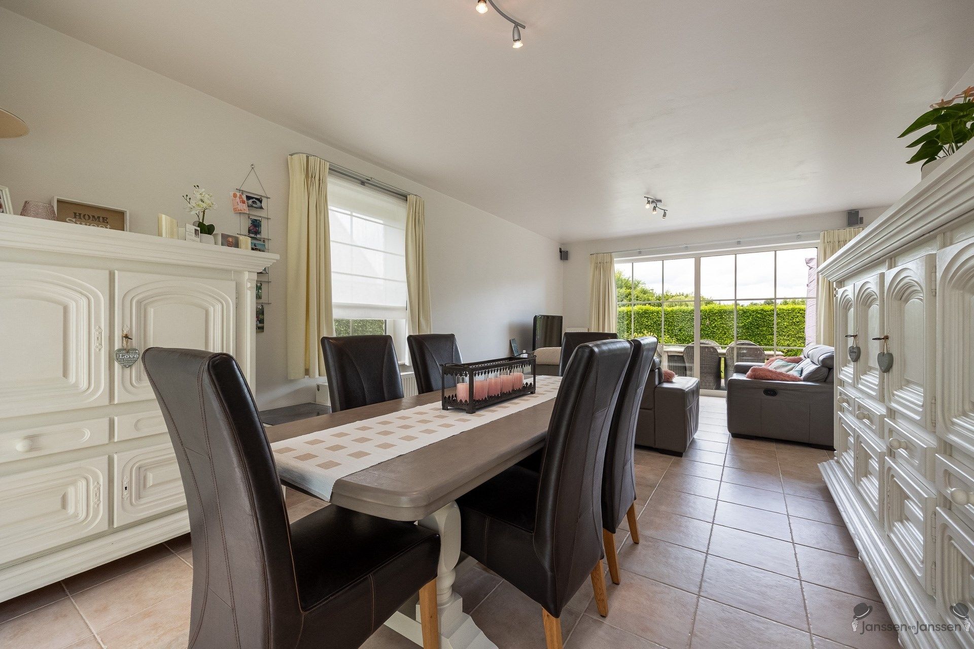 Instapklare woning met vier slaapkamers op een ruim perceel van 659m². foto 6