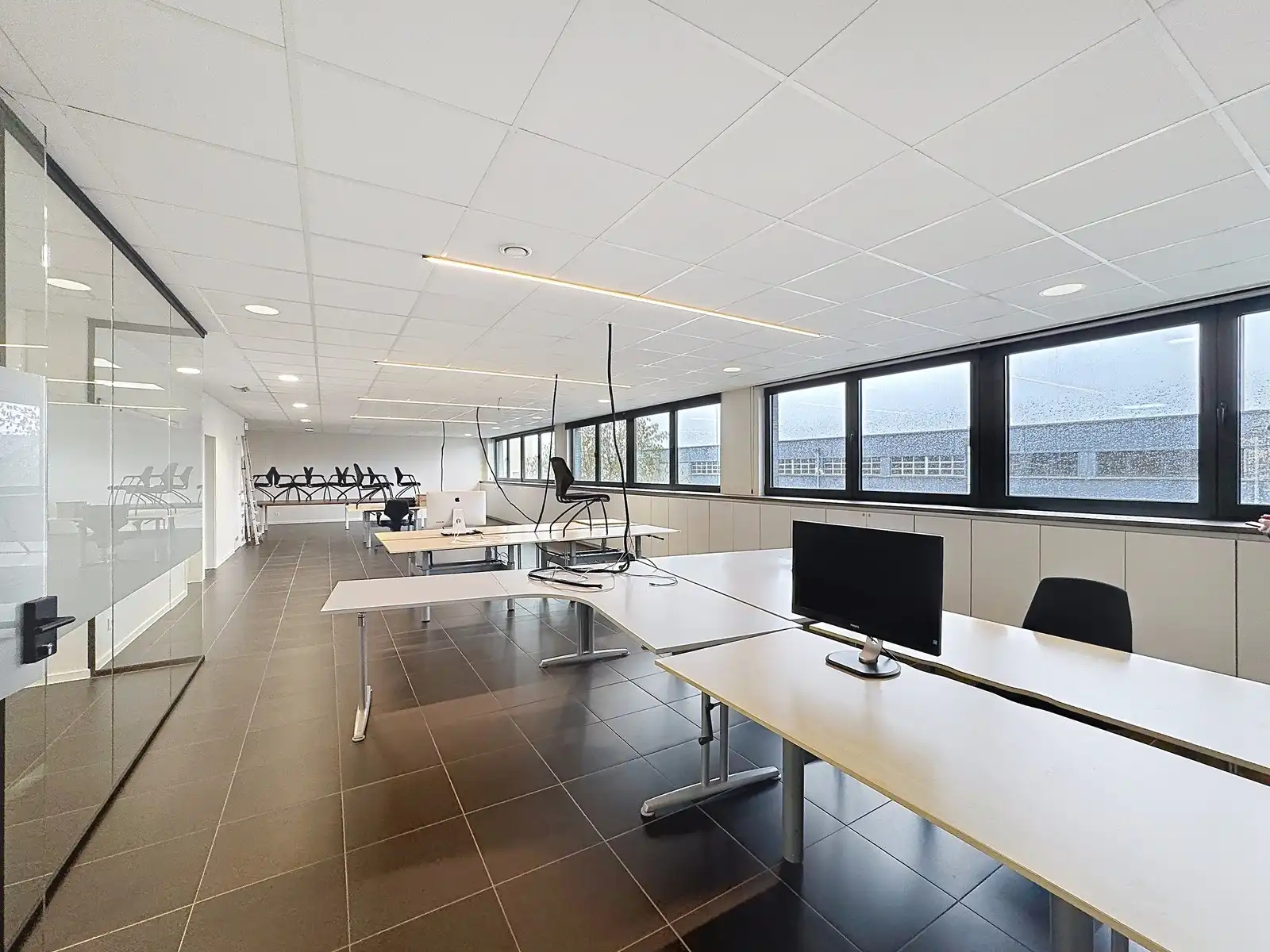 Instapklare & betaalbare KANTOORRUIMTEN (300m²) te huur met 8 aangelegde, private parkings voor de deur. Ideale uitvalsbasis (E40/E403 en A11)! foto 3