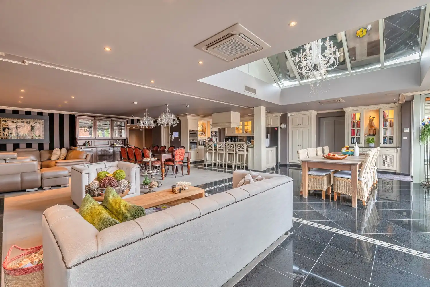 Unieke vastgoedopportuniteit! Ruim bedrijfscomplex met 2 appartementen en exclusief penthouse op 46a 55ca! foto 64