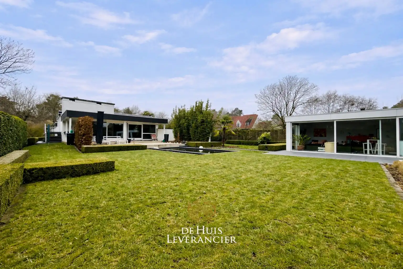 Elegante laagbouwvilla waar discrete rust, moderne uitstraling en standing versmelten in het 'Zoute' van Sint-Idesbald te koop foto 2