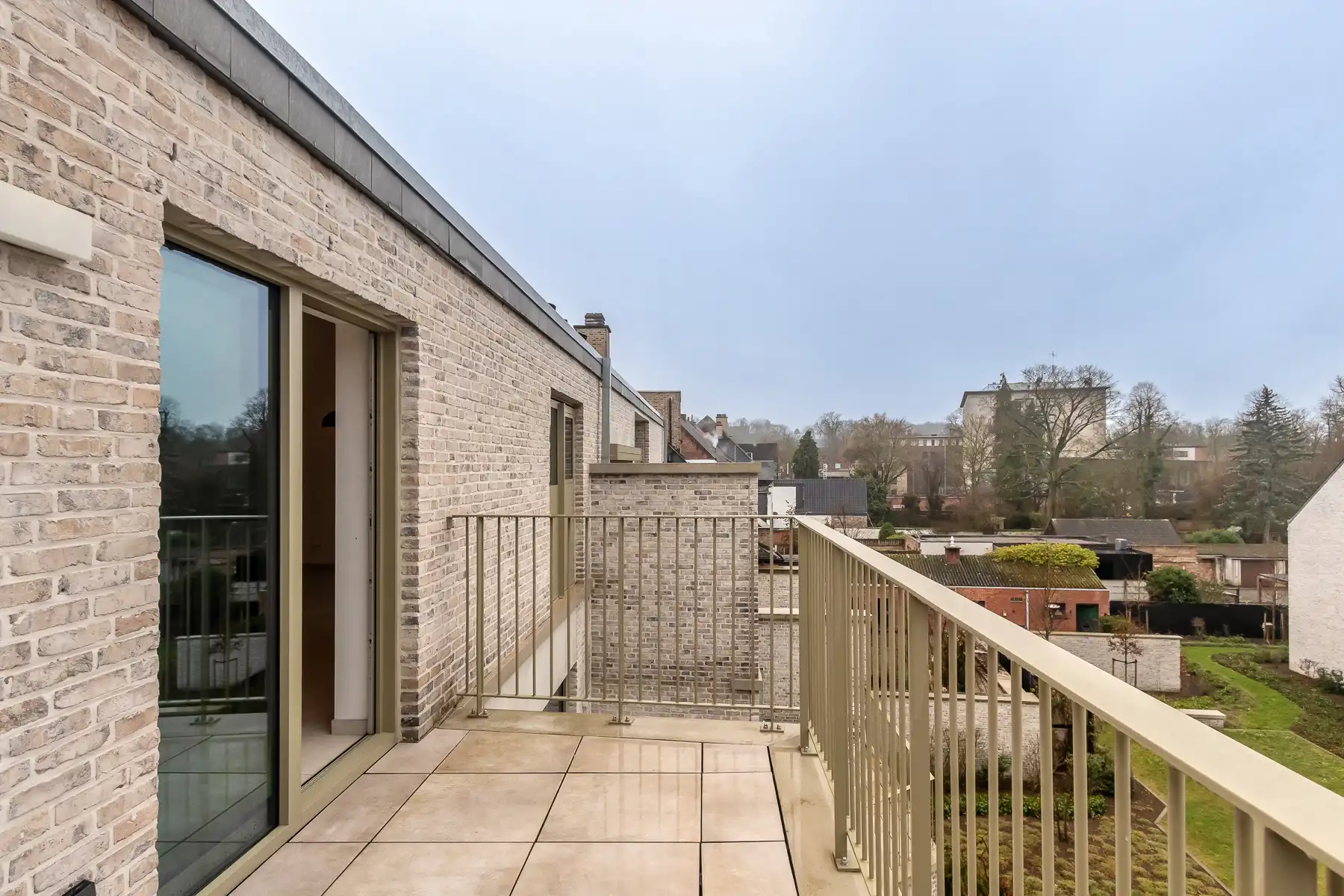 Recent 1-slaapkamer appartement, terras en autostaanplaats foto 20