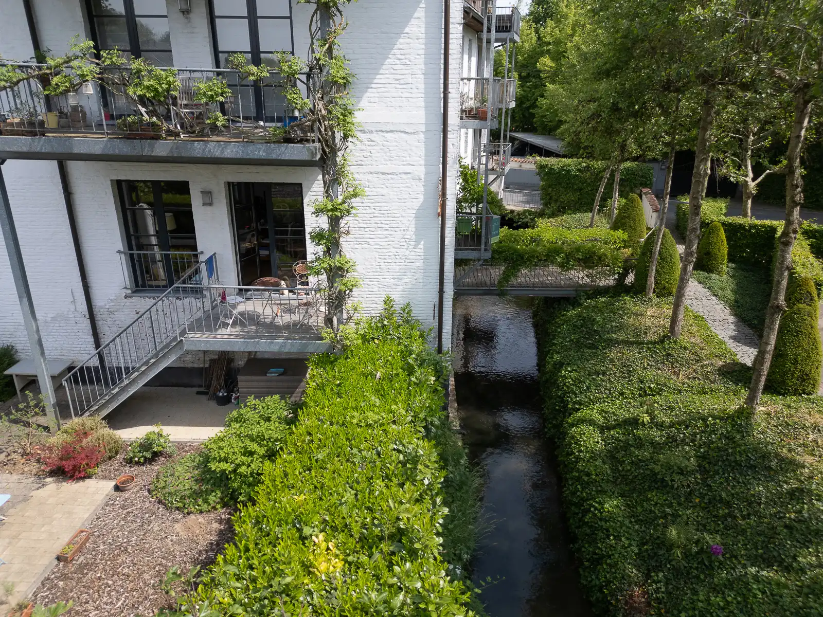 Ruim, lichtrijk appartement met tuin. Rustige locatie foto 2