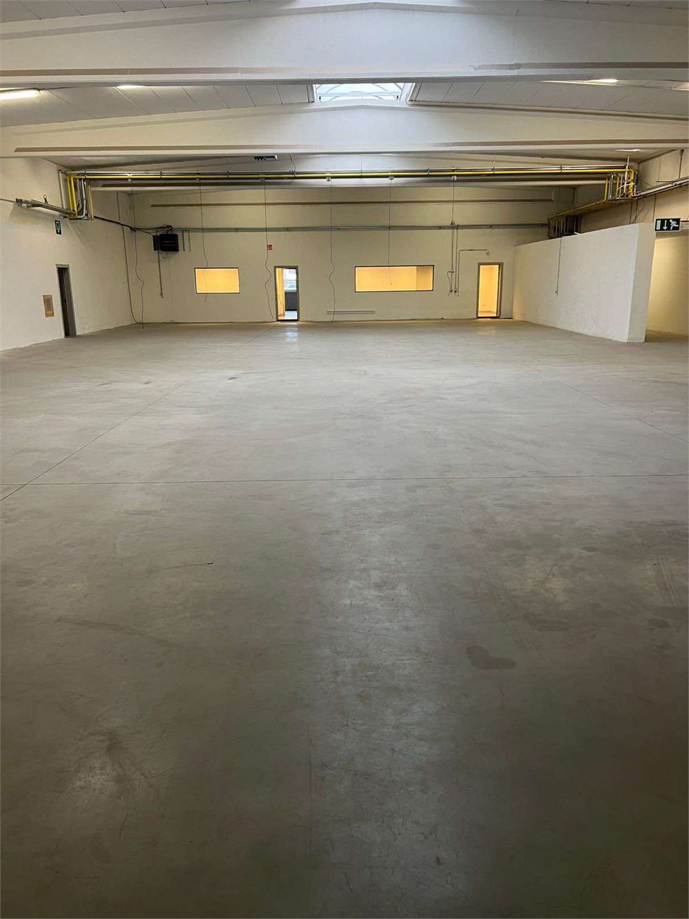 MODERNE MAGAZIJNEN MET KANTOOR EN PRIVEPARKING NABIJ E40 foto 5