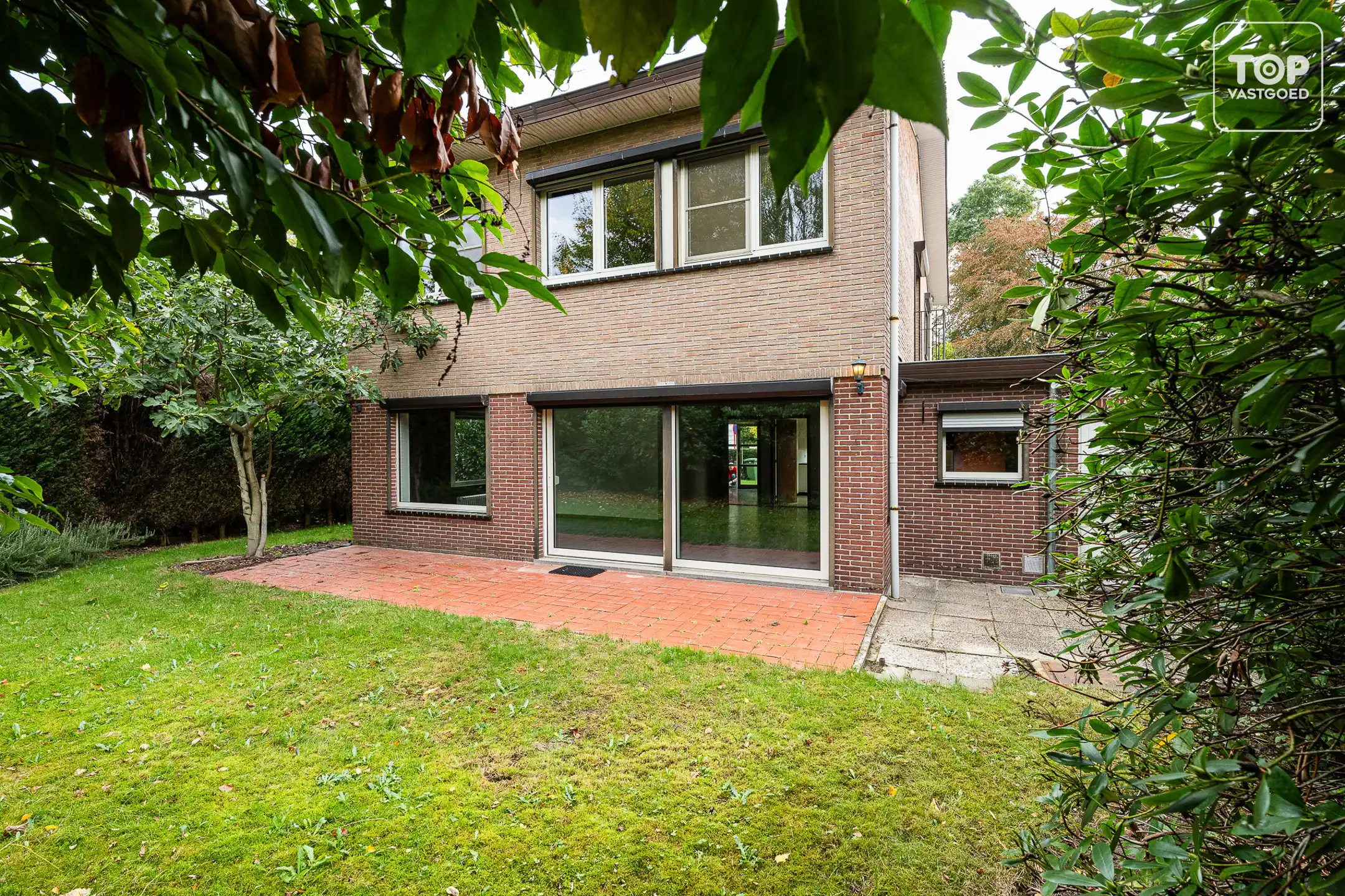 Ruime te renoveren woning met 4 slaapkamers op toplocatie foto 26
