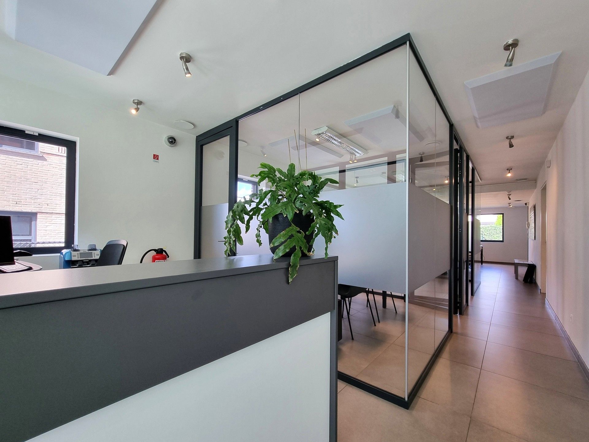 Handelsgelijkvloers met triplex-appartement in het hartje van Pamel foto 2