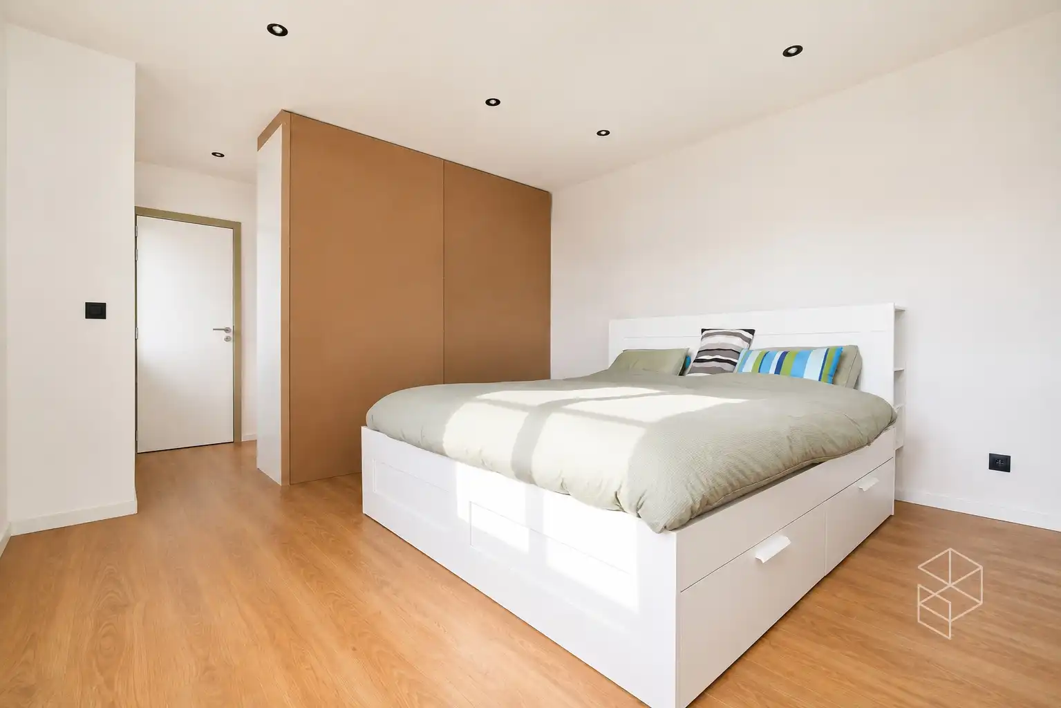 Recente (bj. 2024) royale woning &nbsp;met 3 grote SLPK en tuin op uiterst rustige locatie foto 8
