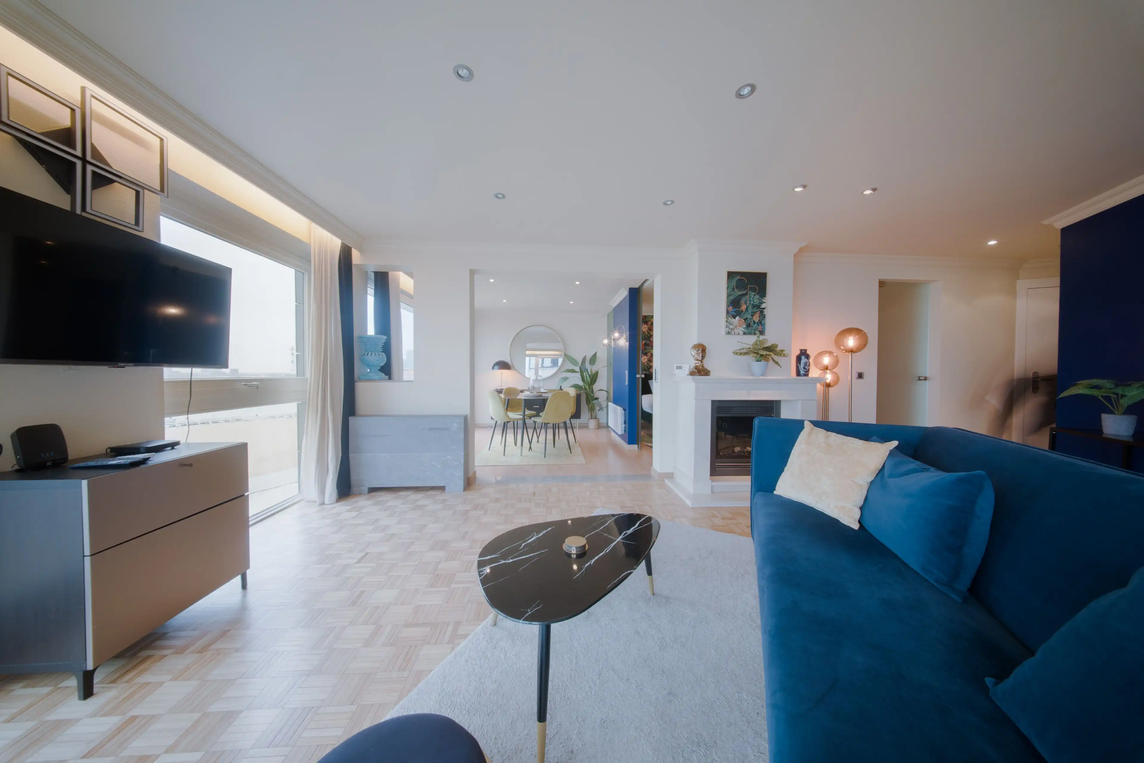 *Uitzonderlijk aanbod: 2 studio's momenteel ingericht als 1 HOEKAPPARTEMENT met ongezien ZEEZICHT te Oostende!* foto {{pictureIndex}}