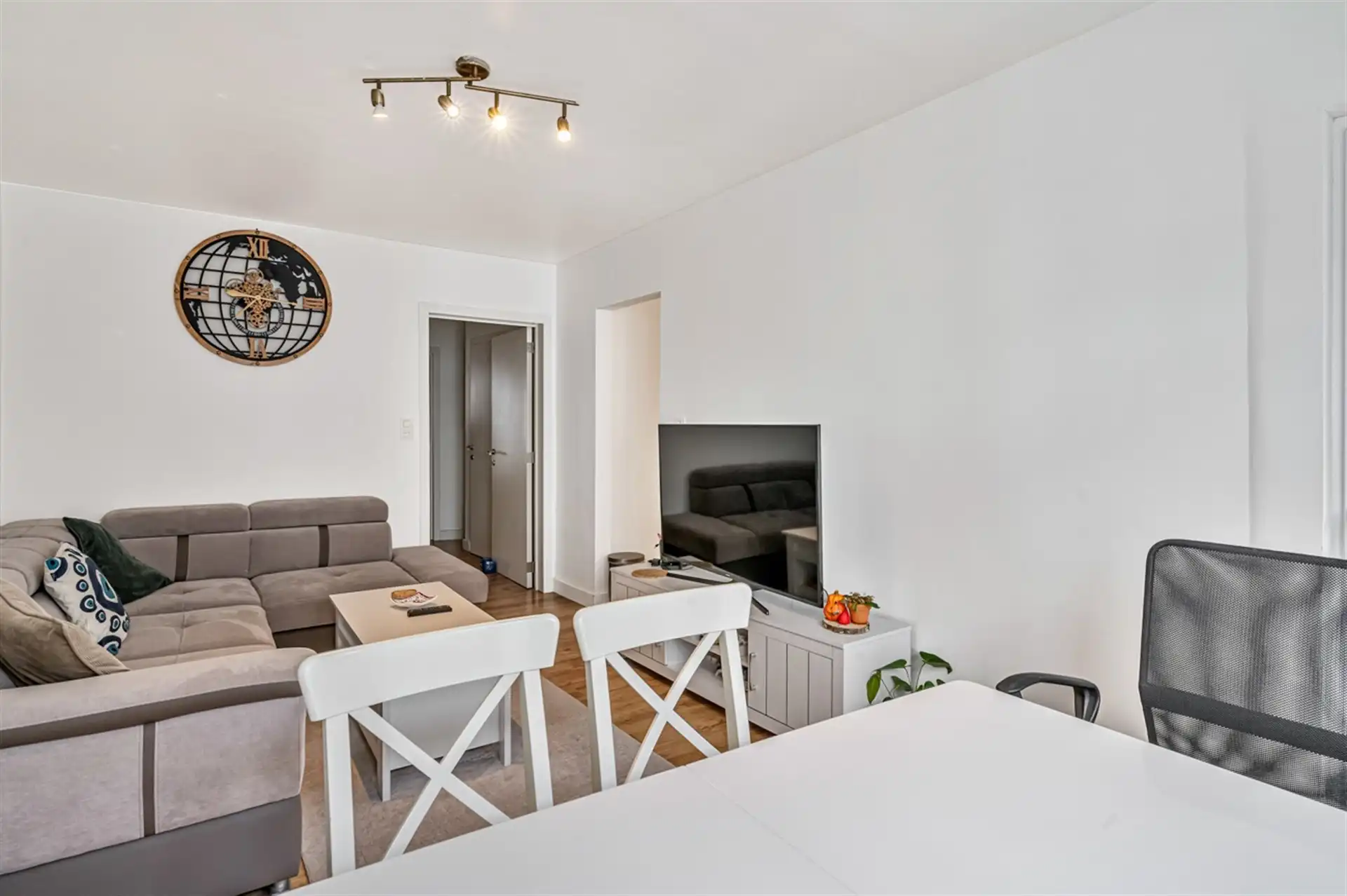 Centraal gelegen appartement met 2 slaapkamers op de tweede verdieping foto 3