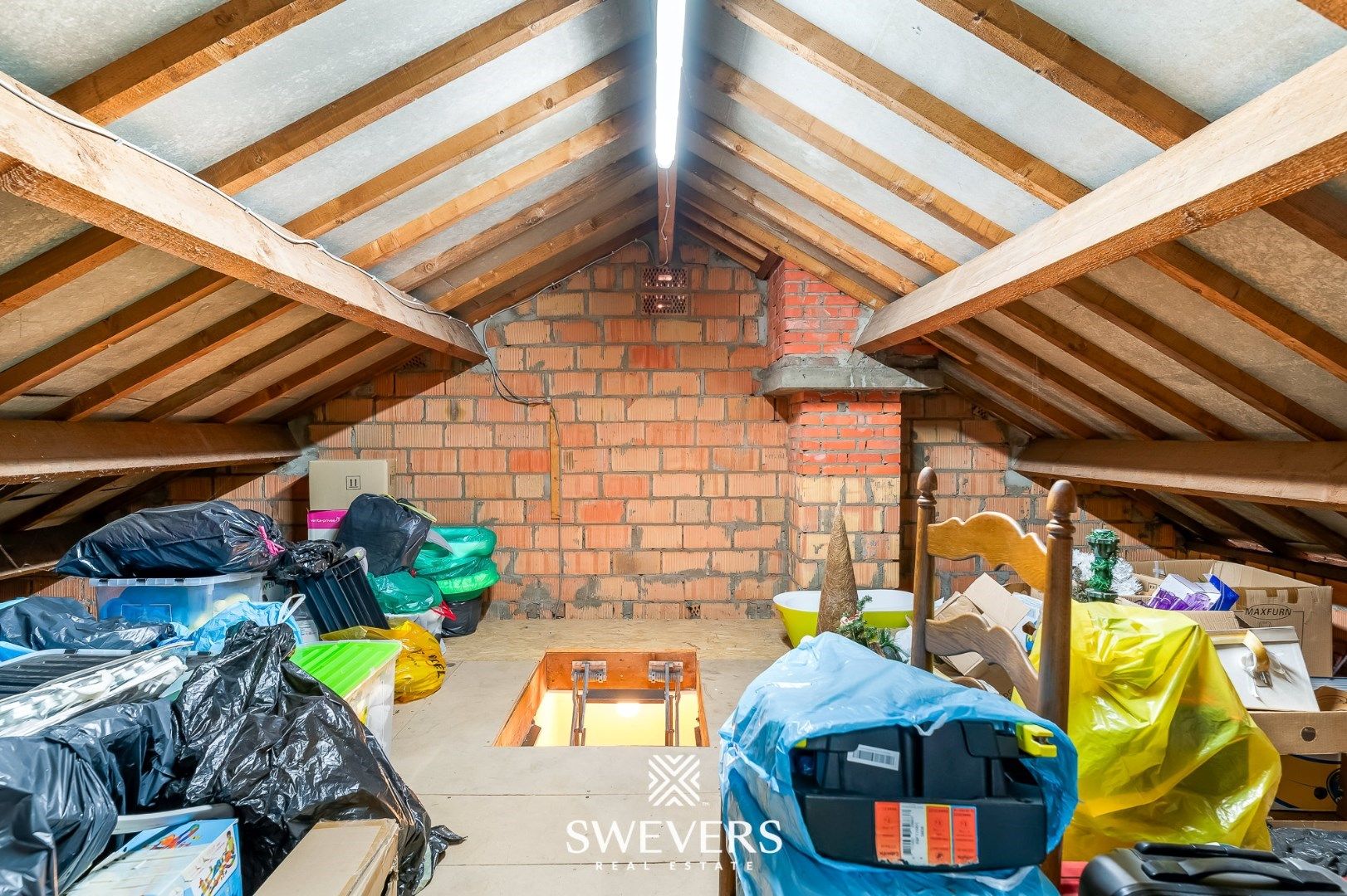 Centrum gelegen gezinswoning met garage en een leuke tuin foto 28