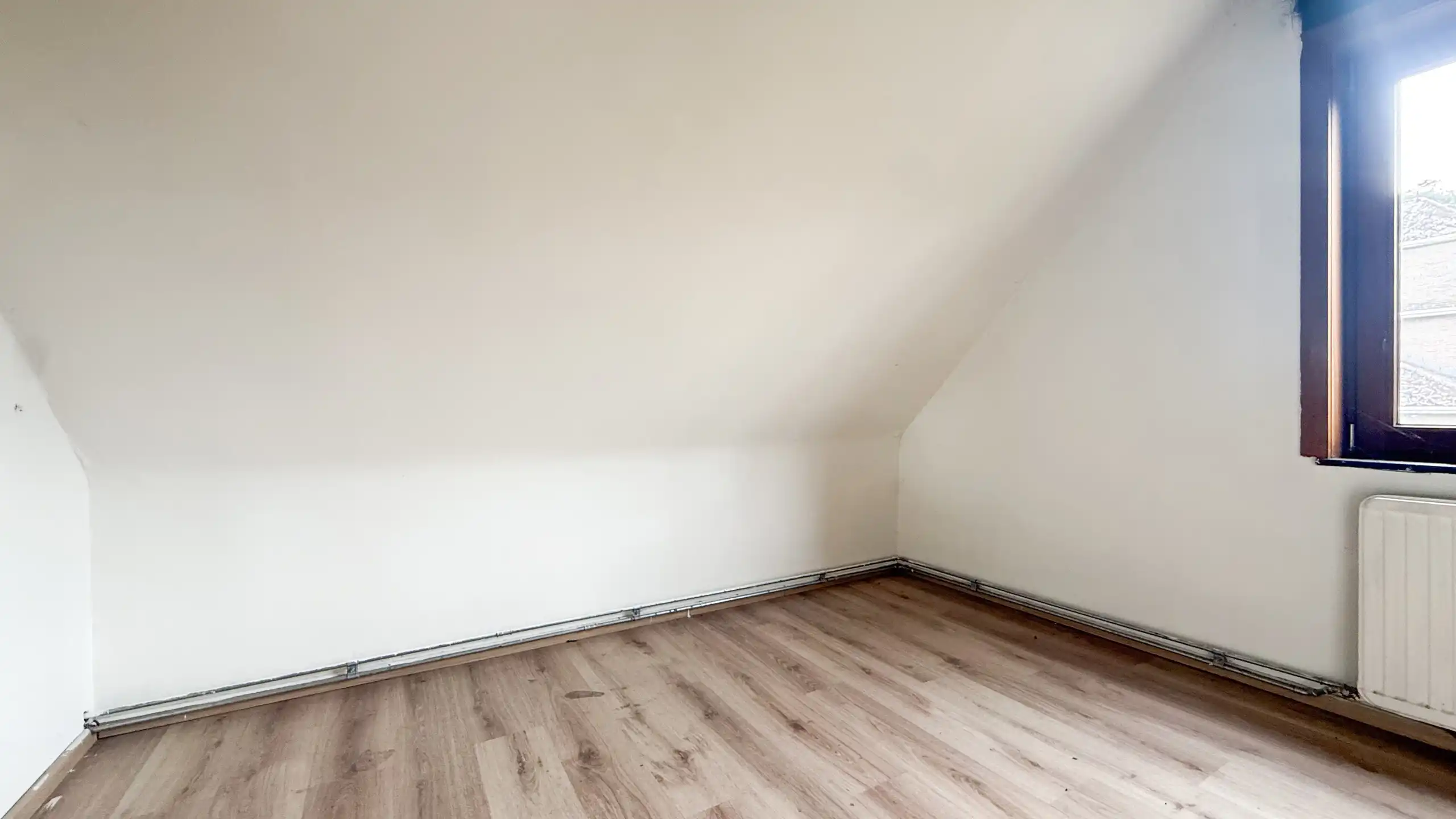 Deels gerenoveerde woning met ruime leefruimte en 3 slpkms! foto 19