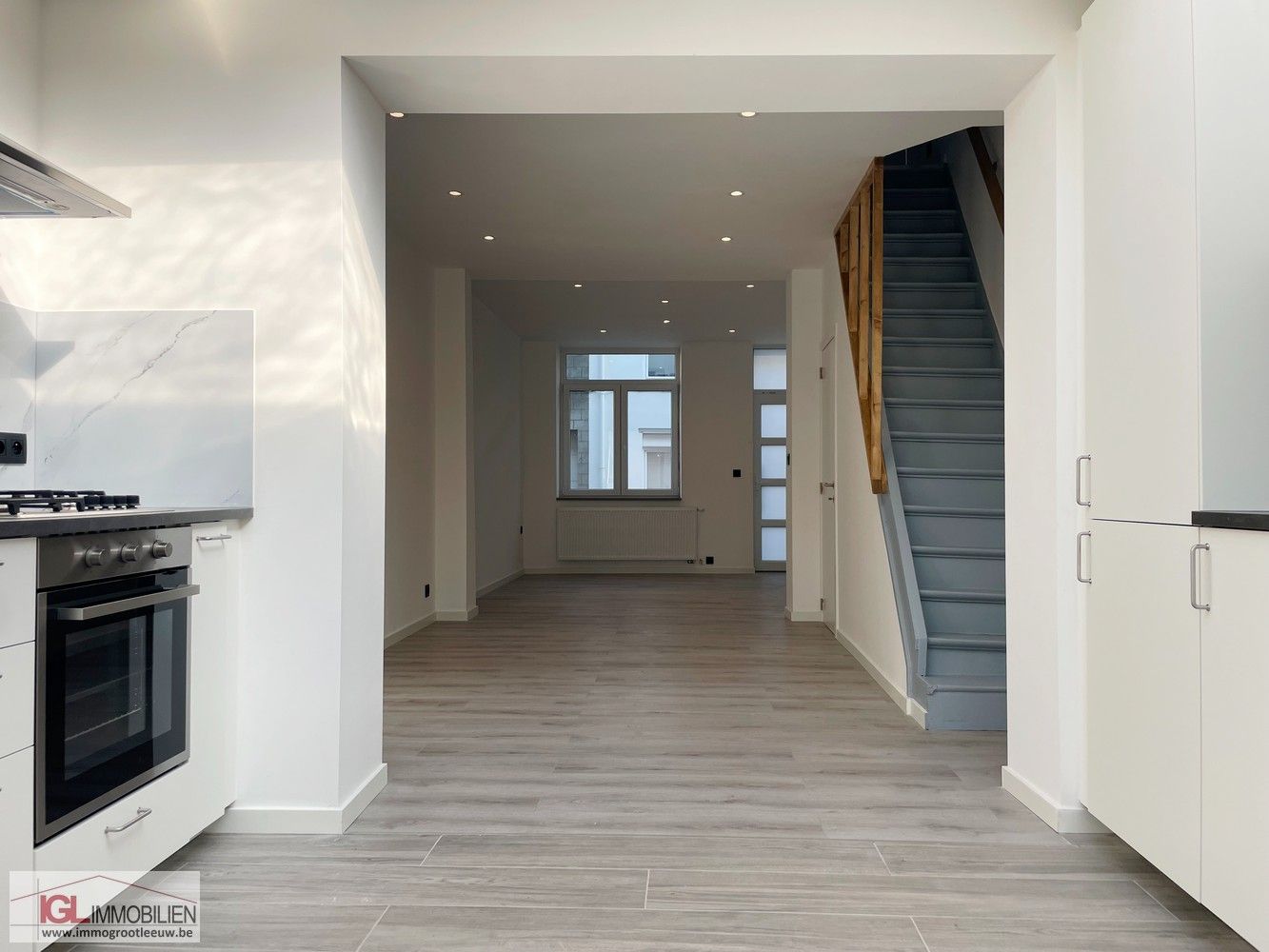 Smaakvol gerenoveerde woning met 3 slaapkamers & 2 badkamers foto {{pictureIndex}}
