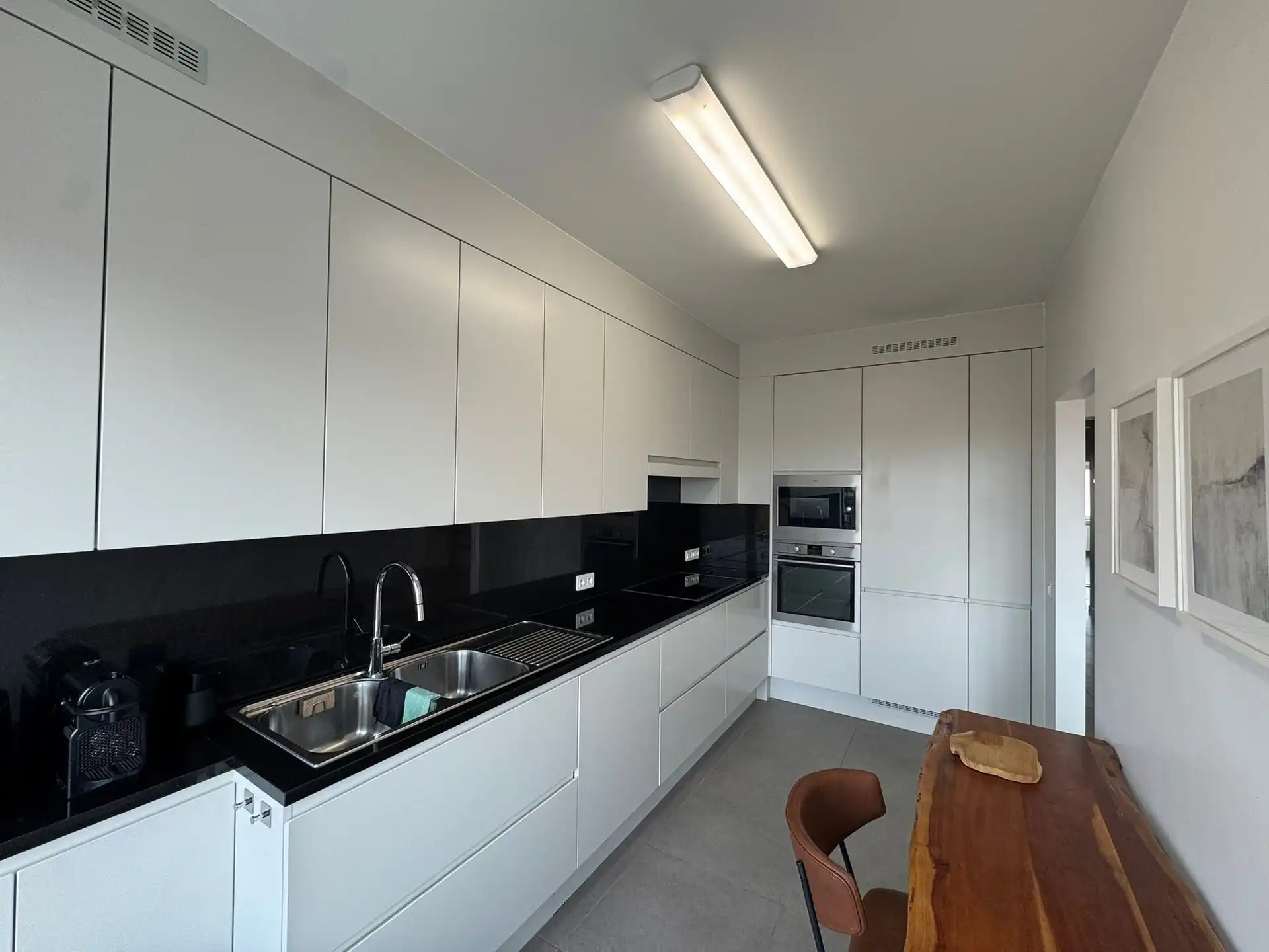 Bemeubeld appartement met 2 slaapkamers en garage foto 6