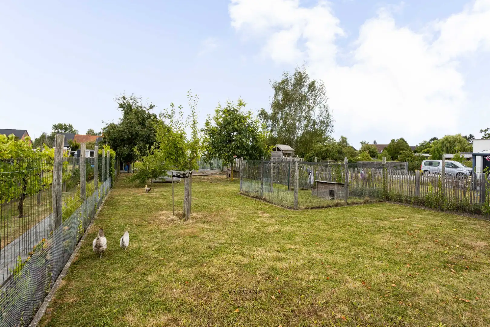 Te renoveren woning op den buiten met veel ruimte en tuin foto 5