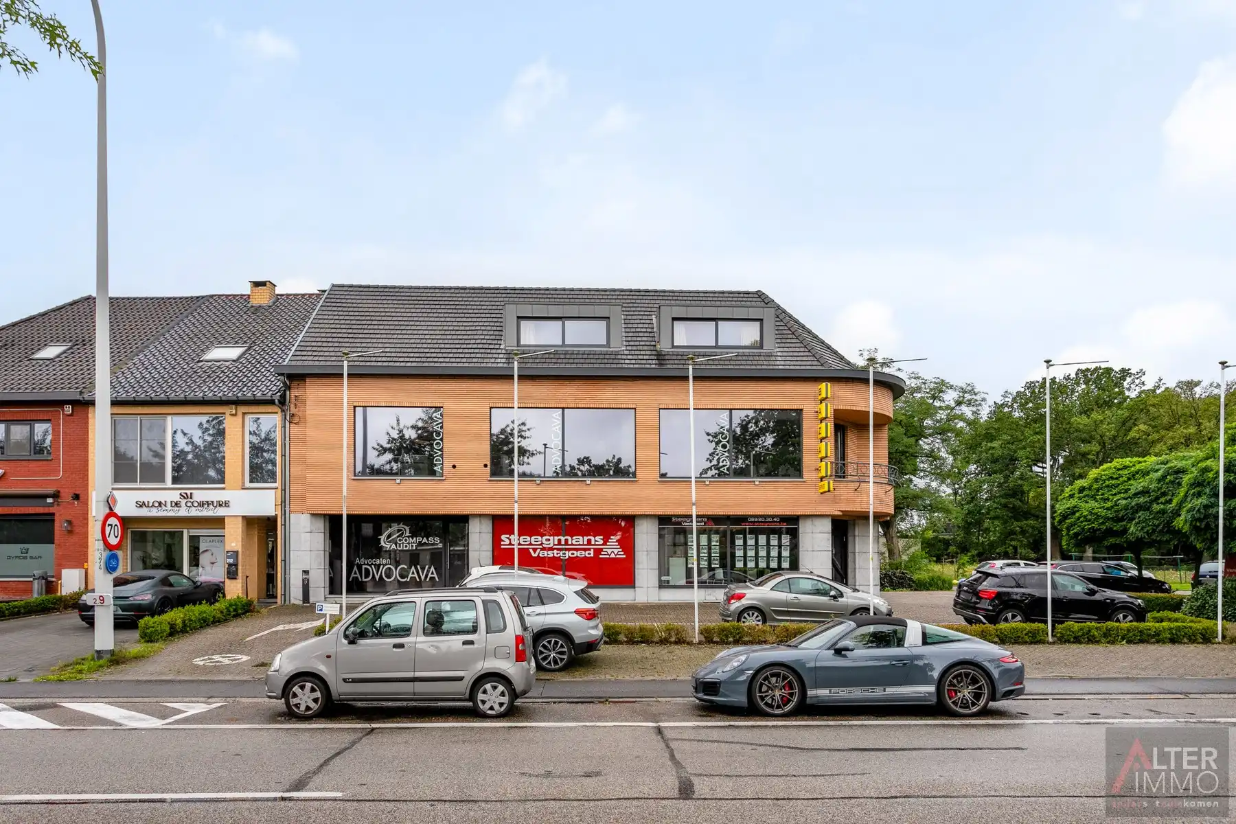 Bedrijfspand met appartement op toplocatie met uiterste visibiliteit! foto 2