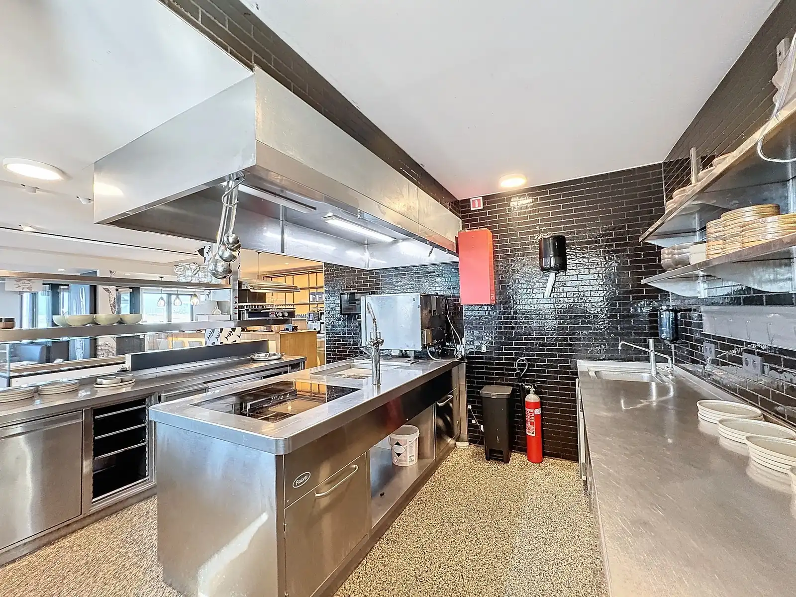 Uniek & exclusief aanbod: instapklaar (zo goed als nieuw) HORECAPAND (restaurant/brasserie), inclusief de VOLLEDIGE inboedel TE HUUR op de zeedijk te Zeebrugge! foto 15