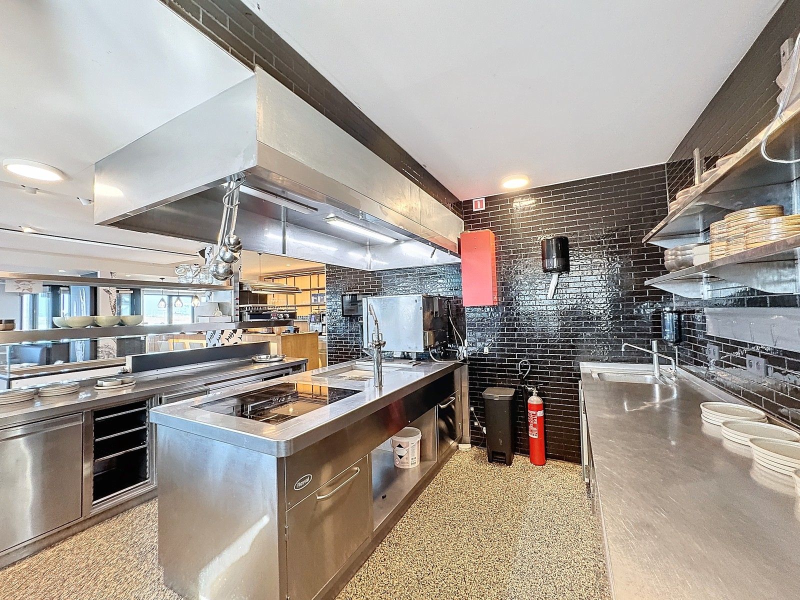 Uniek & exclusief aanbod: instapklaar (zo goed als nieuw) HORECAPAND (restaurant/brasserie), inclusief de VOLLEDIGE inboedel TE HUUR op de zeedijk te Zeebrugge! foto 15