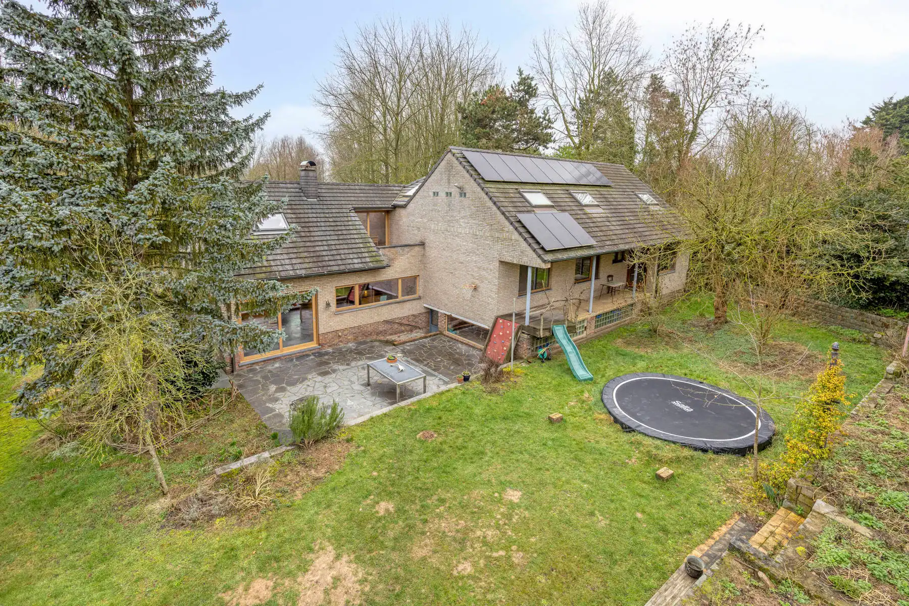 Ruime villa in een groene omgeving foto 3