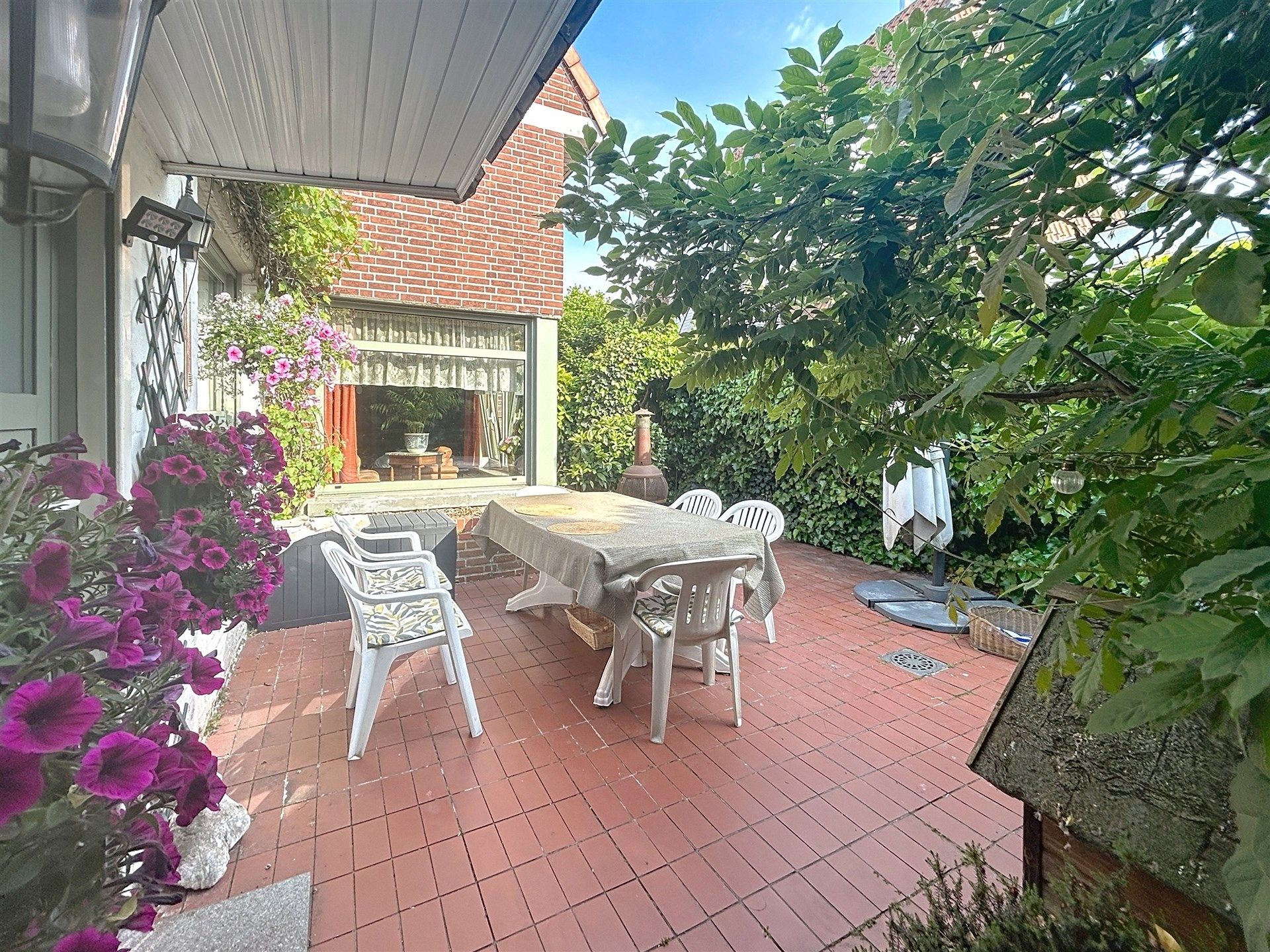 Charmante open bebouwing met ruime zonnige tuin en een aparte garage op perceel van 522m² foto 2
