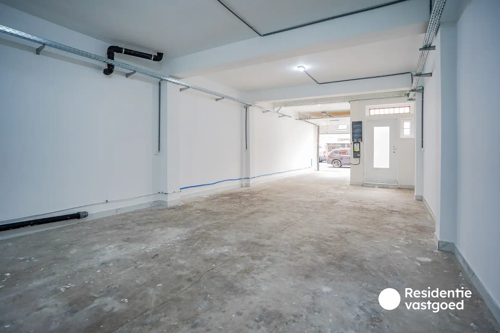Ruime garage/opslagplaats van ca. 90 m² te huur – onmiddellijk beschikbaar! foto {{pictureIndex}}