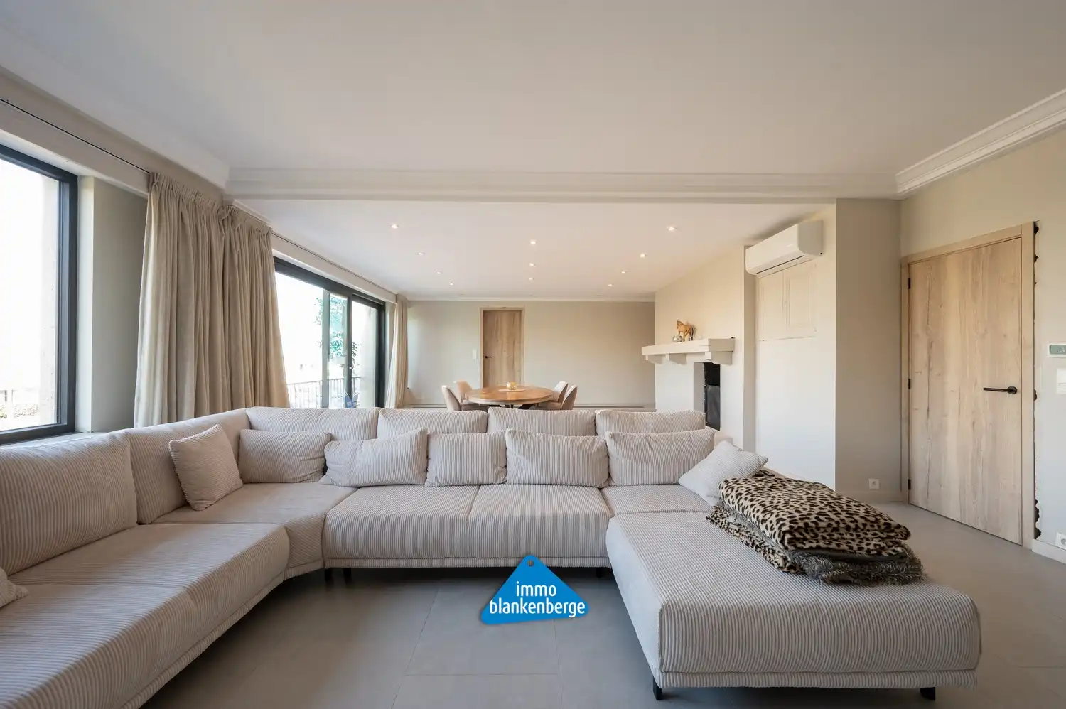 Zeer Ruim en Stijlvol gerenoveerd appartement van 232m² op een toplocatie vlak bij het strand. foto 6