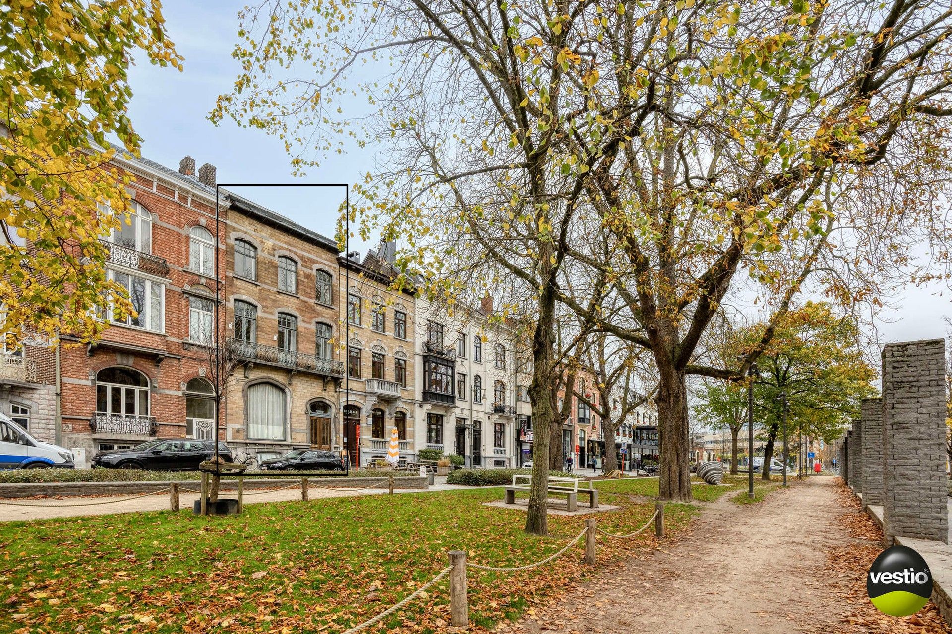 Charmante herenwoning/handelspand met potentieel aan het Leopoldplein. foto {{pictureIndex}}