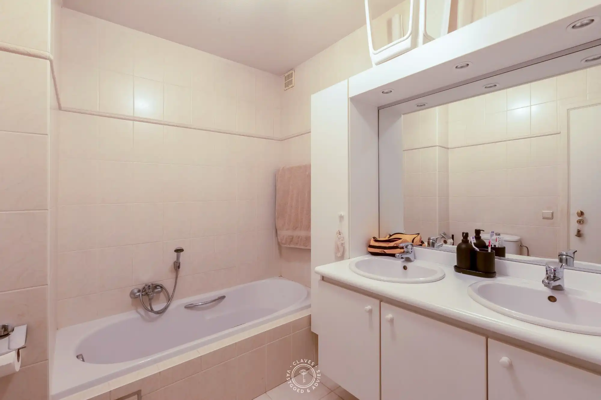 Gezellig 2 slaapkamer appartement met garagebox foto 16