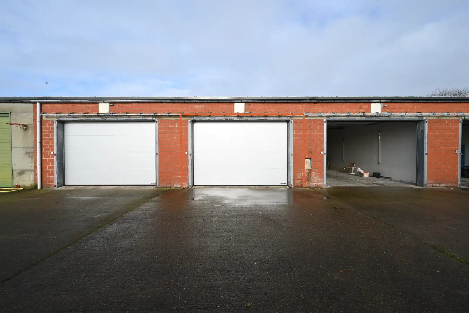 Landelijk gelegen opslagruimte van 106m2 te Ardooie! foto {{pictureIndex}}