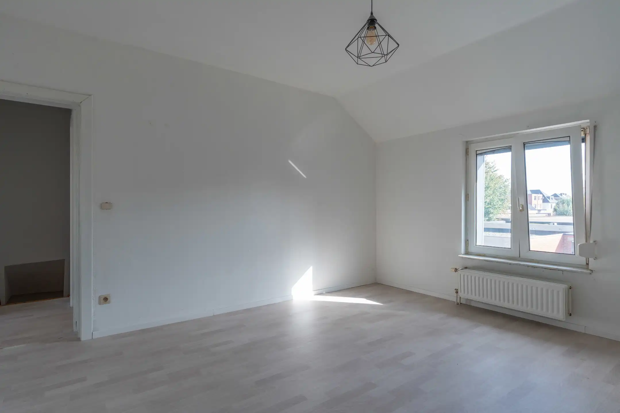 Voormalige winkel met garage, mogelijkheid tot 3 slpk woning foto 16