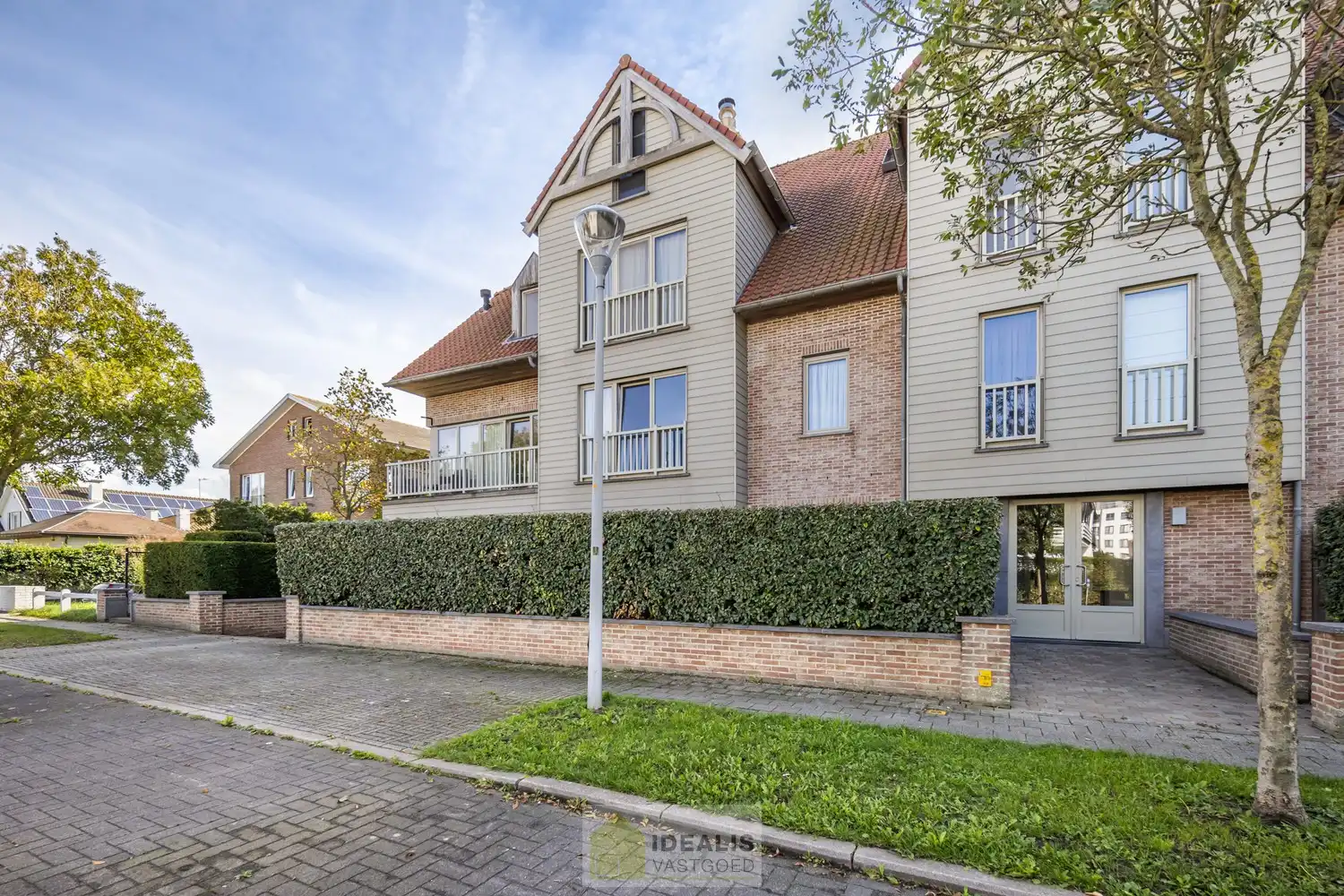 IDEALIS VASTGOED - HEERLIJK GELIJKVLOERS VAKANTIE-APPARTEMENT TE ZEEBRUGGE-BAD OP WANDELAFSTAND VAN HET STRAND EN DE DUINEN! EEN FIJNE PLEK BESTAANDE UIT EEN LICHTRIJKE LEEFRUIMTE MET OPEN KEUKEN EN BERGING, 1 RUIME SLAAPKAMER, 1 INPANDIGE KINDERKAMER, EEN EXTRA RUIM TERRAS EN EEN GOED TOEGANKELIJKE ONDERGRONDSE PARKEERPLAATS (AUTOLIFT) EN KELDERBERGING! foto 2