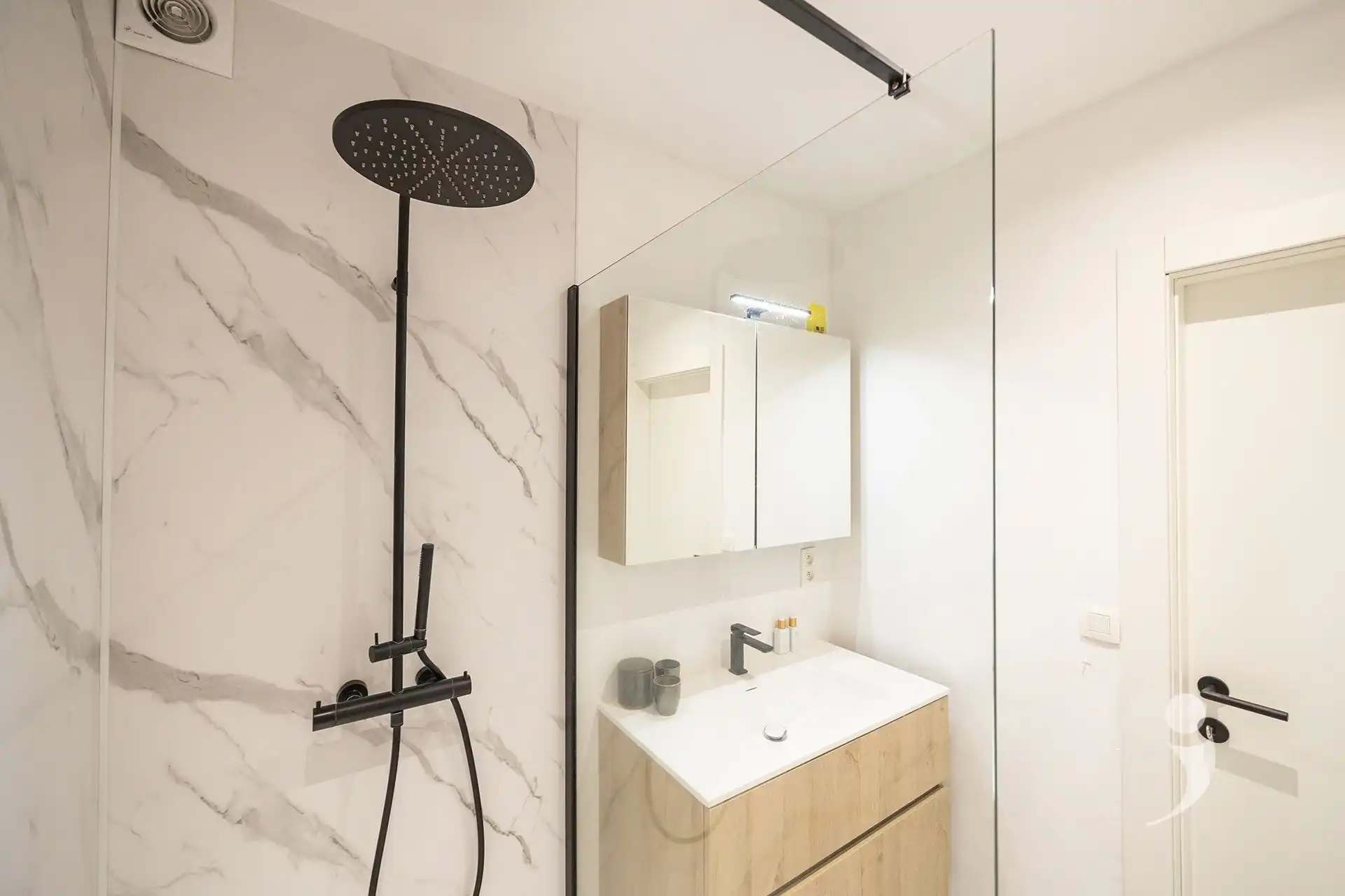 Gerenoveerd appartement met 2 slaapkamers, garagebox en staanplaats foto 17