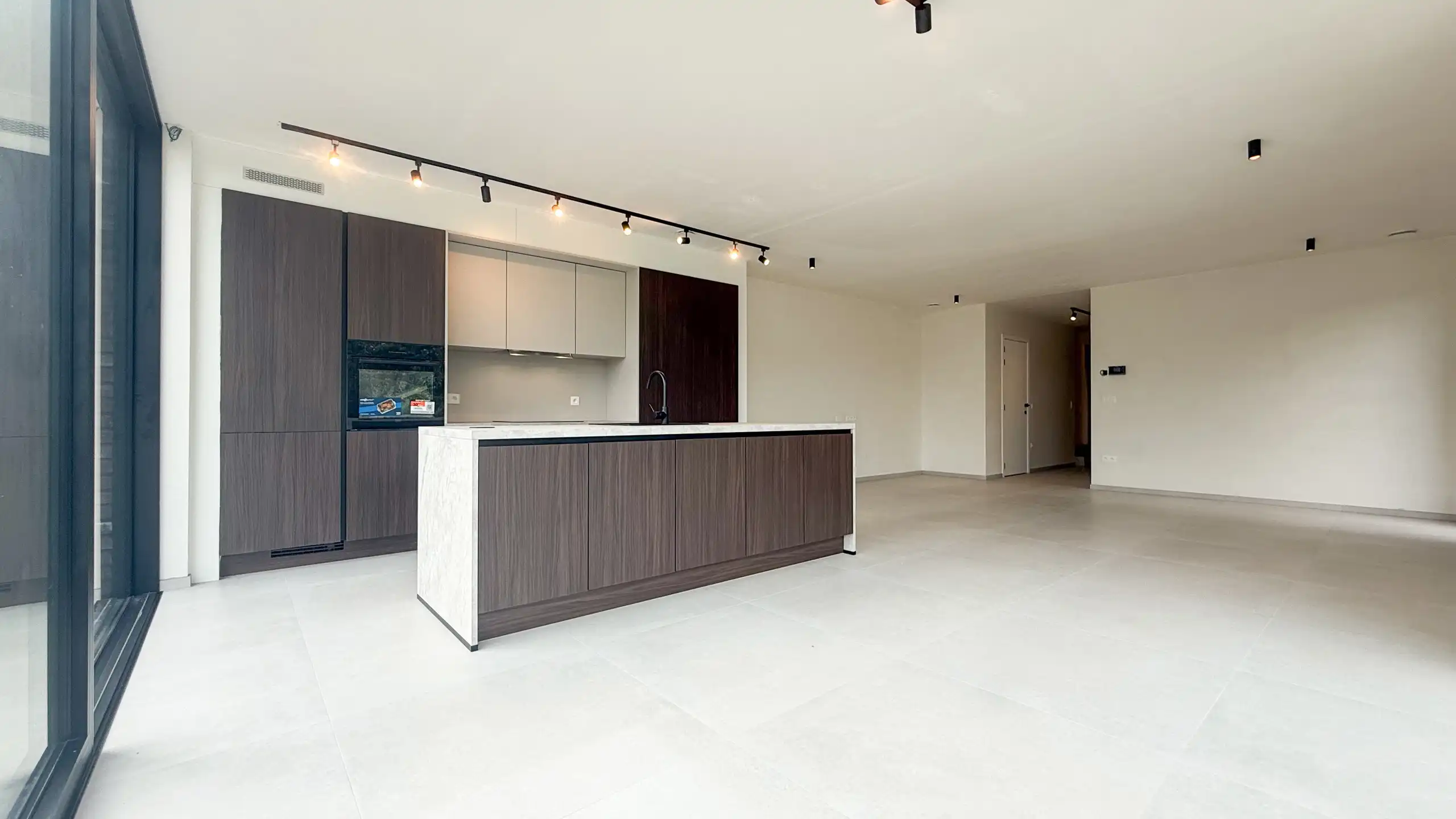 Kwalitatief afgewerkte nieuwbouwwoning op centrale ligging! foto 7