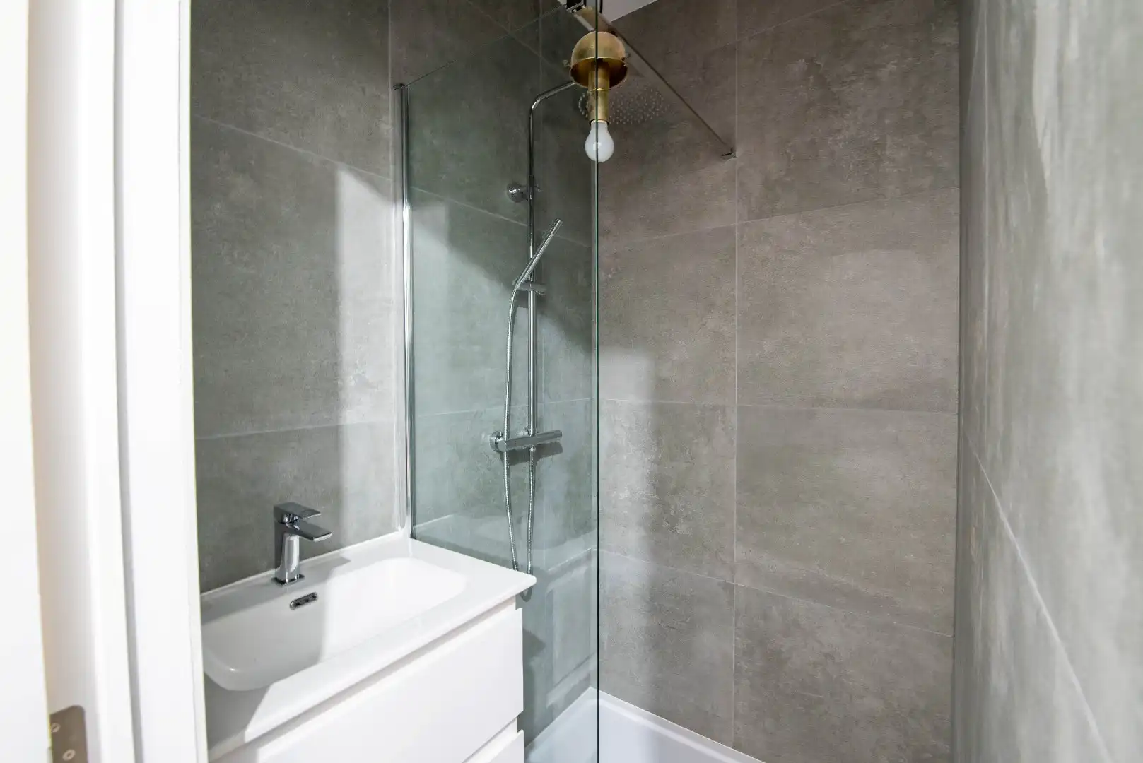 Ruim en recent vernieuwd gelijkvloers appartement met tuin op de Lakborslei foto 10