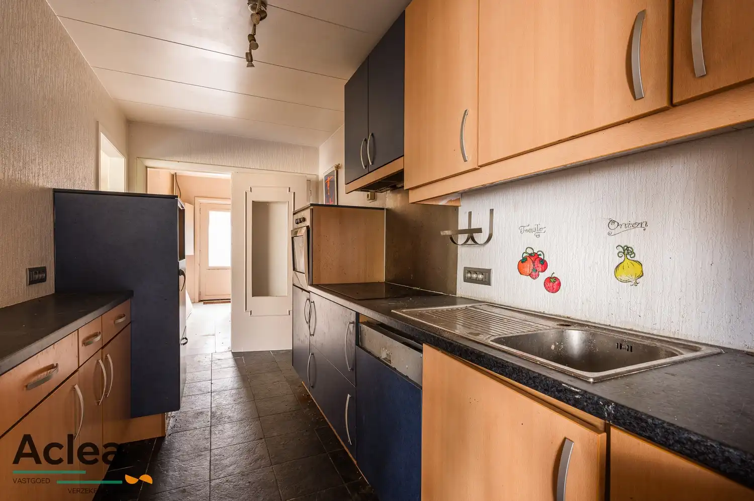 Te renoveren woning met grote magazijnruimte en veel potentieel foto 15