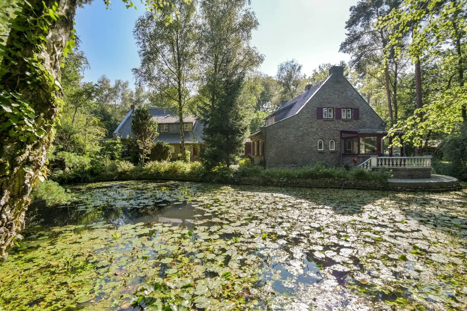 UITZONDERLIJKE VILLA MET GASTENVERBLIJF OP EEN PRESTIGIEUZE LOCATIE TE REKEM ! foto {{pictureIndex}}