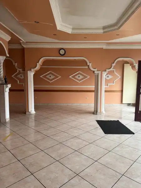 Handelspand met woonst op een strategische ligging. foto 6