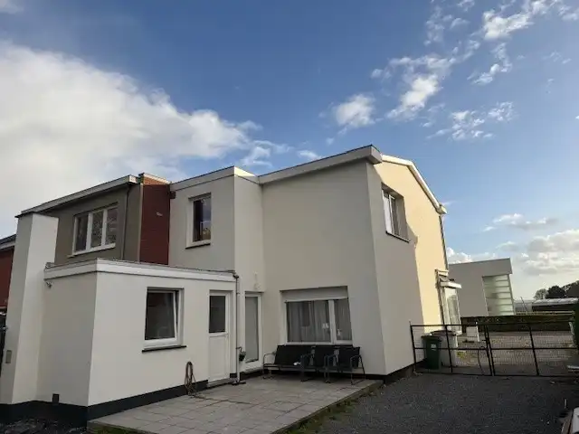 RUIME HALFOPEN BEBOUWING MET GROTE TUIN OP EEN PERCEEL VAN 688 M² IN LOCHRISTI foto 2