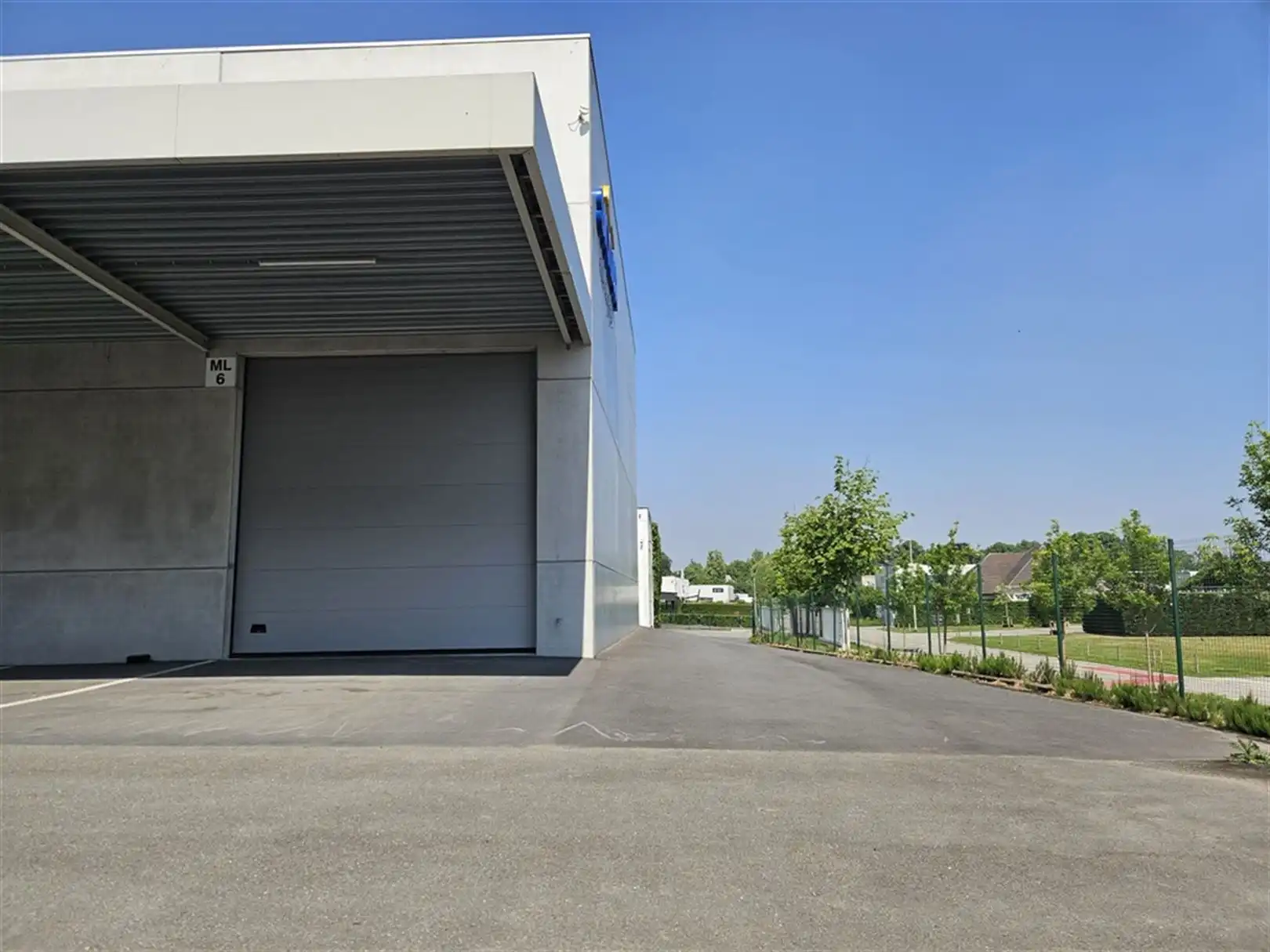 Magazijnen met verhard terrein en kantoren foto 5