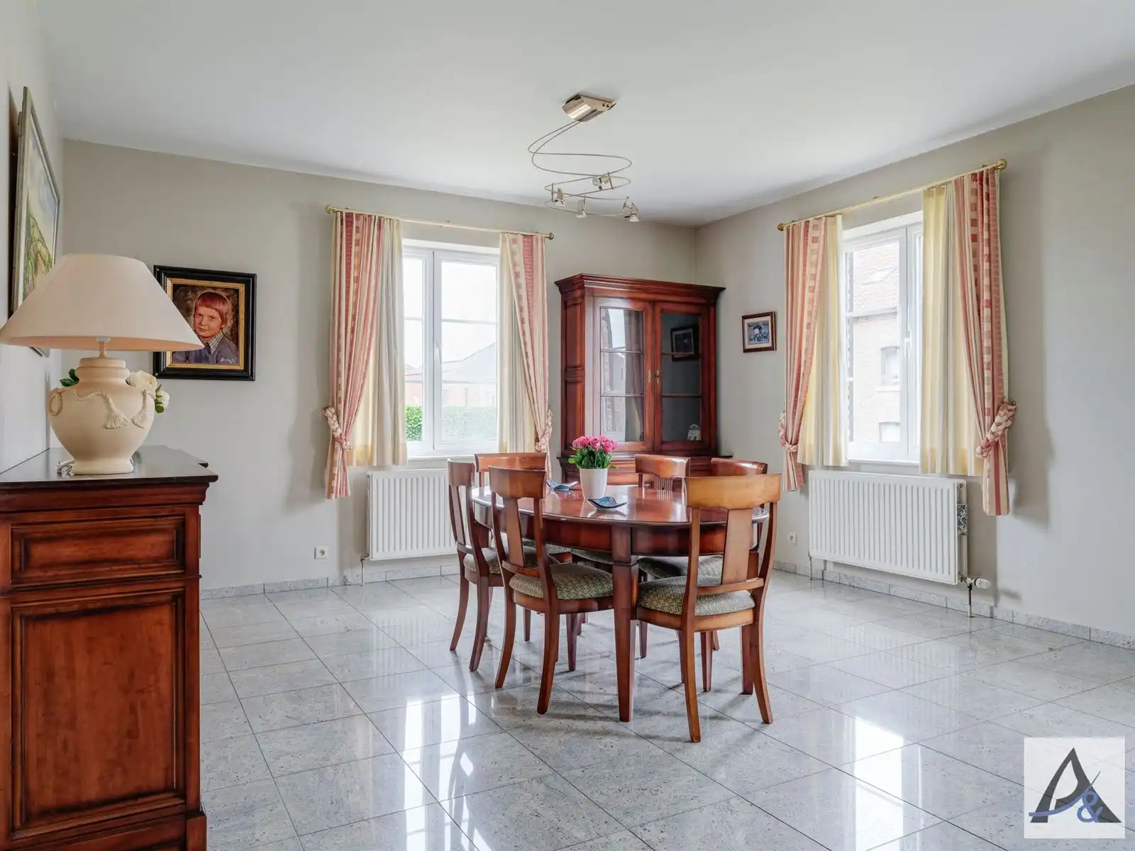 Exclusieve villa met ruime loods in hartje Munsterbilzen foto 28