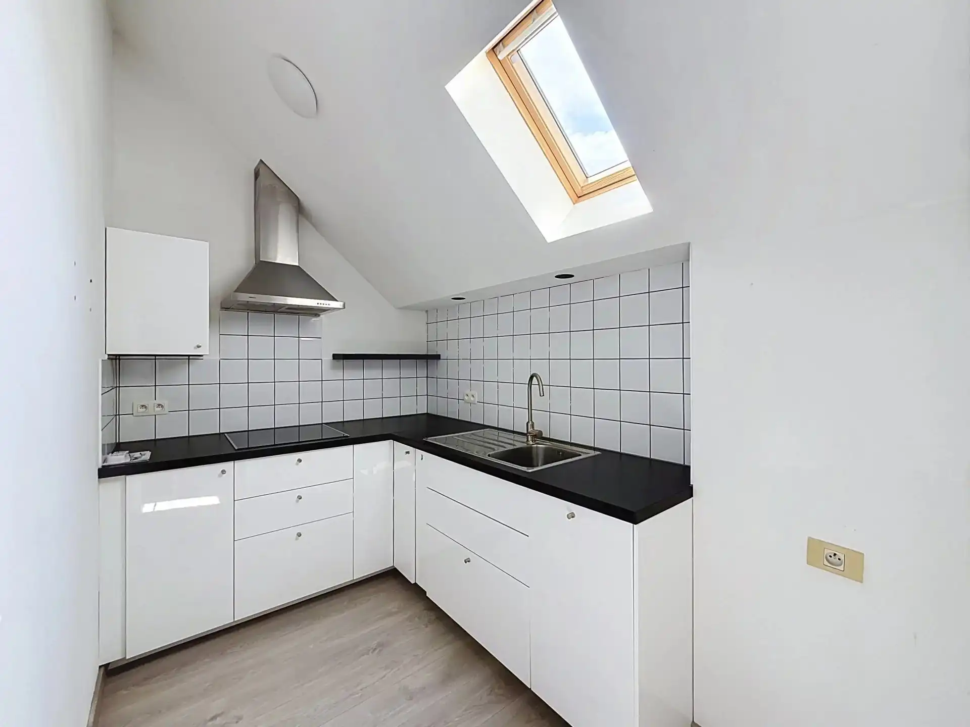Gezellig dakappartement met 2 slaapkamers en airco foto 6