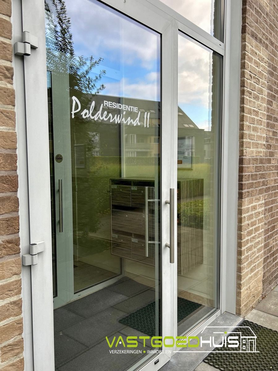 Instapklaar tweeslaapkamerappartement met terras en garage foto 5