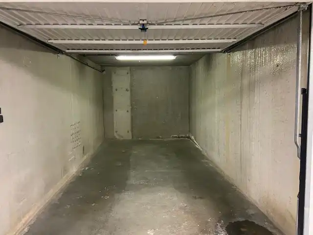 Ruime gesloten garagebox foto 5