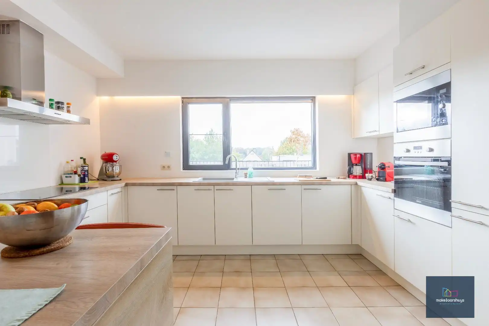 Heel ruime Instapklare woning in rij  met zonneterras en 2 staanplaatsen foto 10