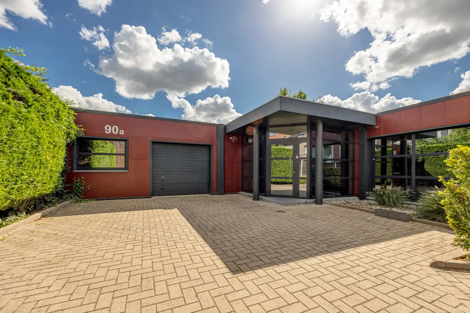 Knap afgewerkte woning met apart bedrijfsgebouw en parking foto 2